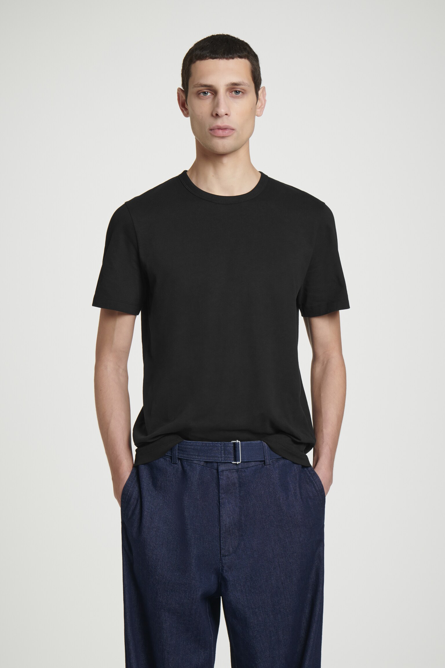 T-SHIRT AUS GEBÜRSTETER BAUMWOLLE - SCHWARZ/Navyblau/Weiß - 1