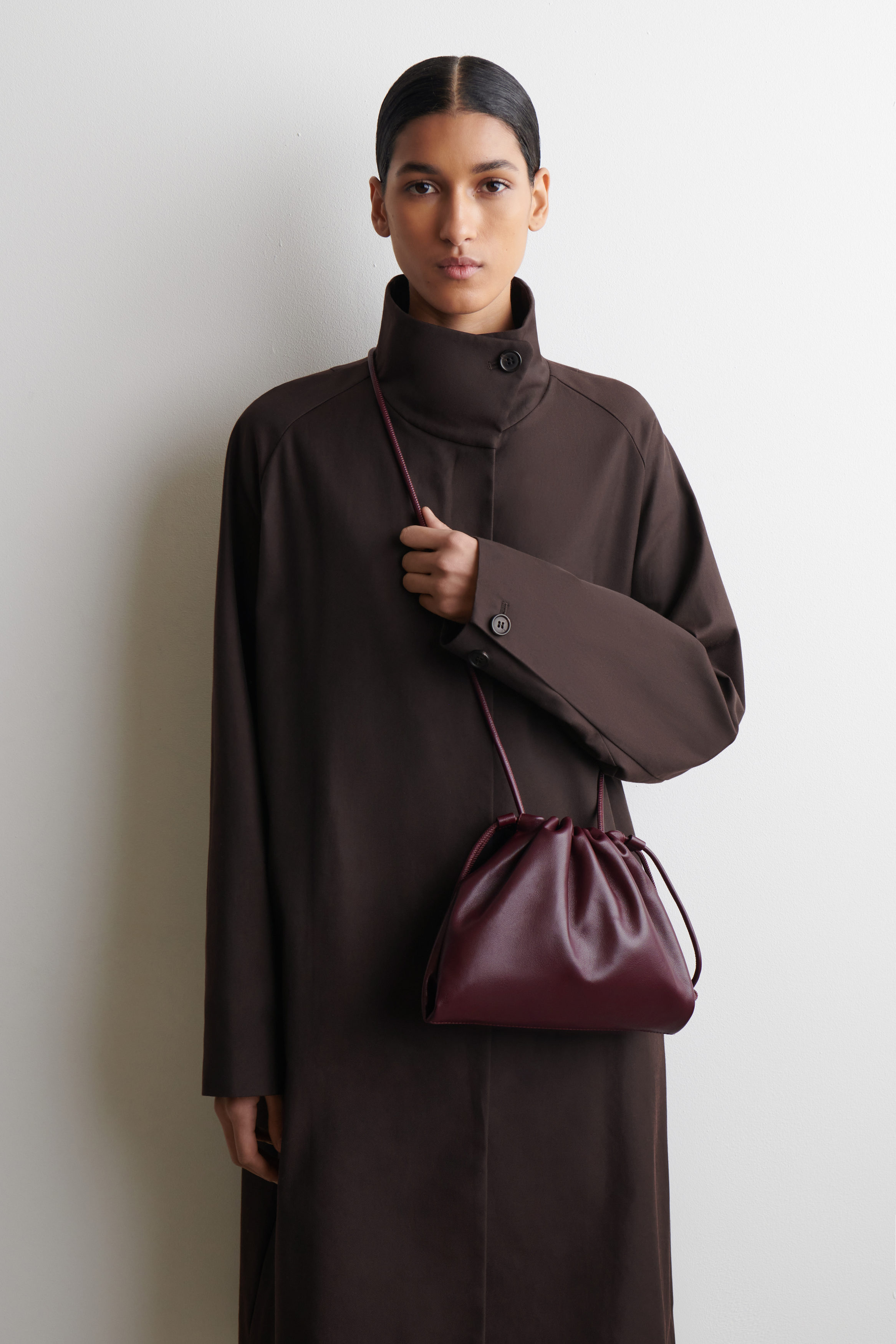 MINI CAVATELLI CLUTCH BAG - LEATHER - BORDEAUX | COS US