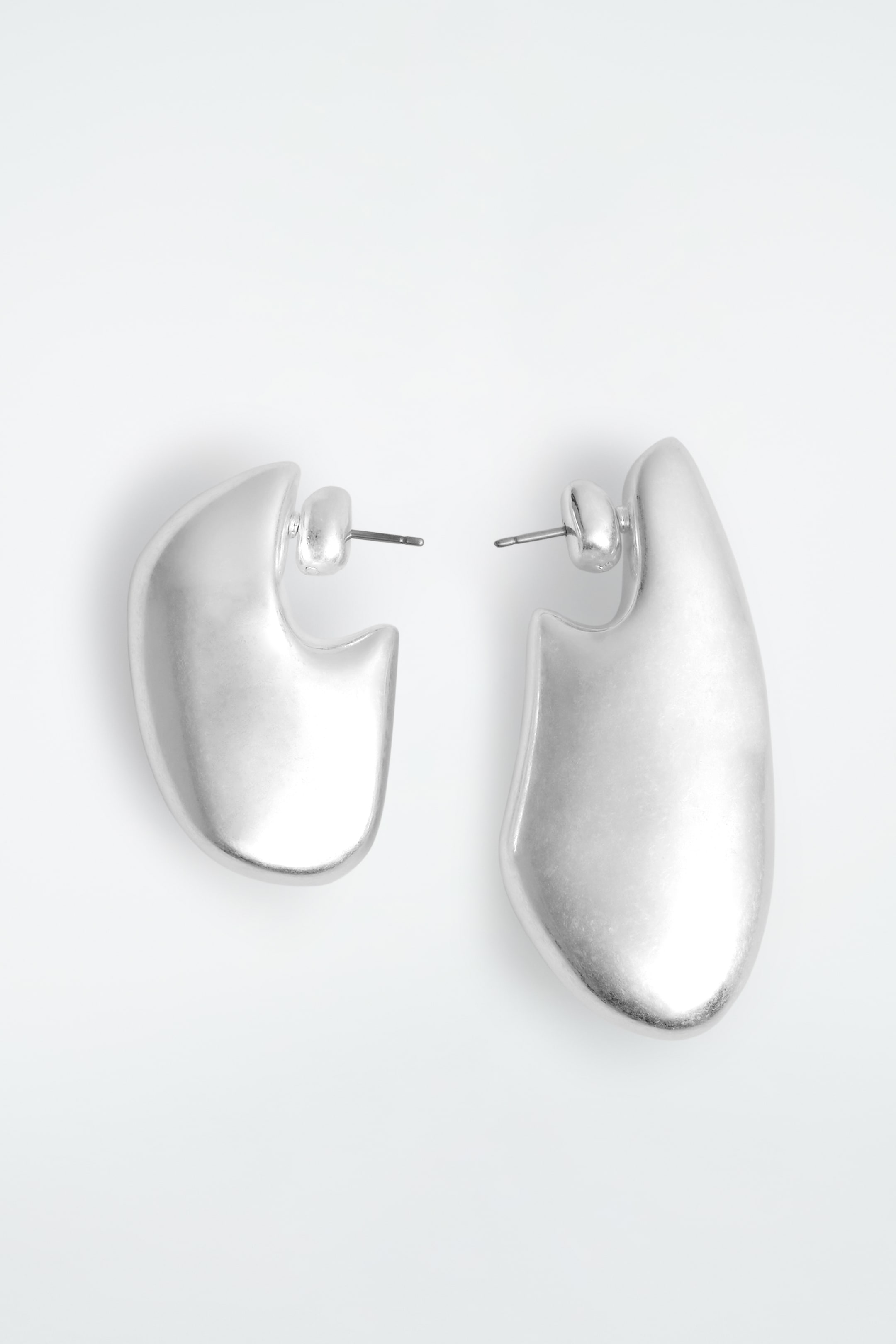 Zobrazit větší obrázek: MISMATCHED PEBBLE EARRINGS - STŘÍBRNÉ - ŽENY | H&M CZ 3