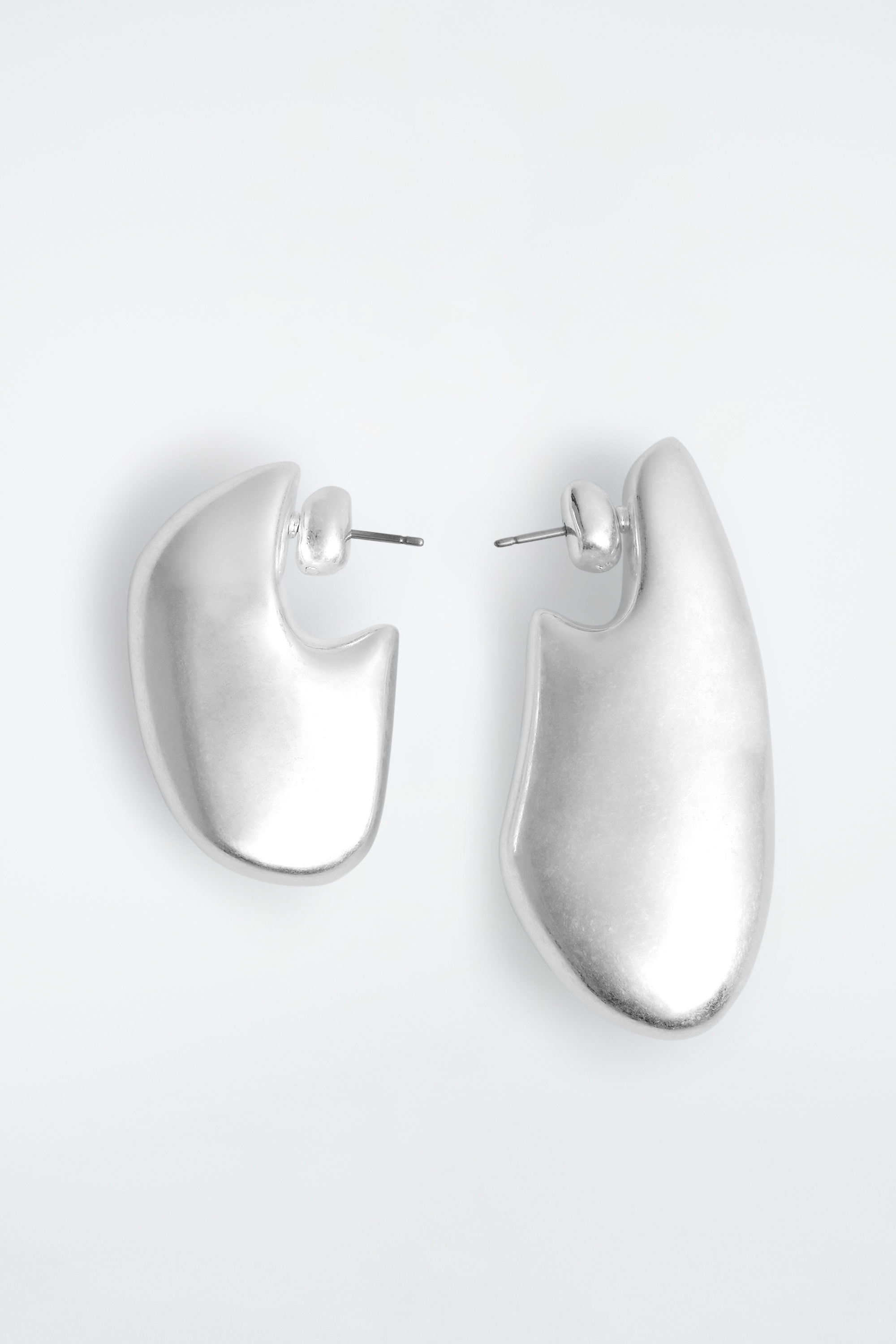 MISMATCHED PEBBLE EARRINGS - SILVER | COS
