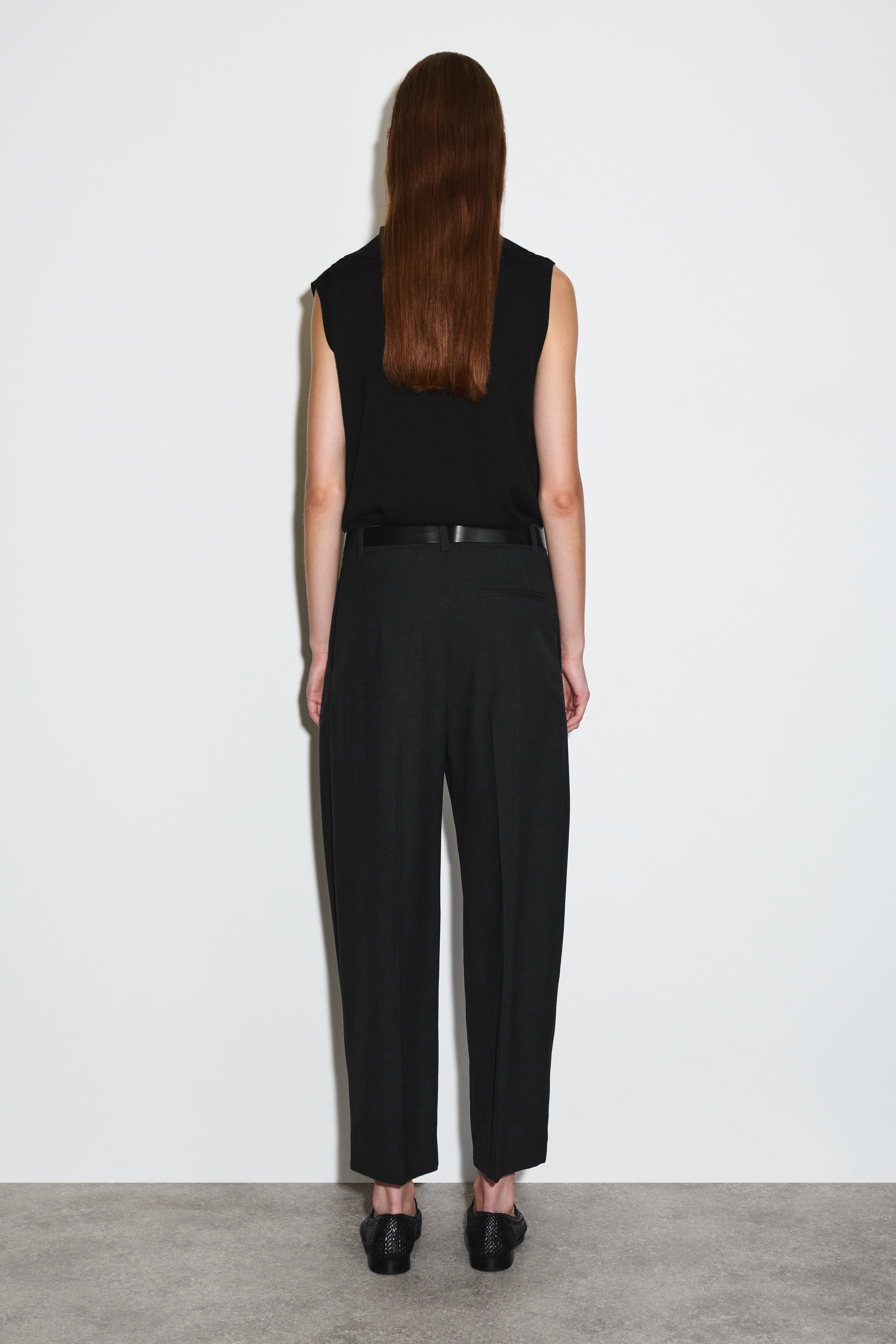 PLEATED BARREL-LEG WOOL PANTS