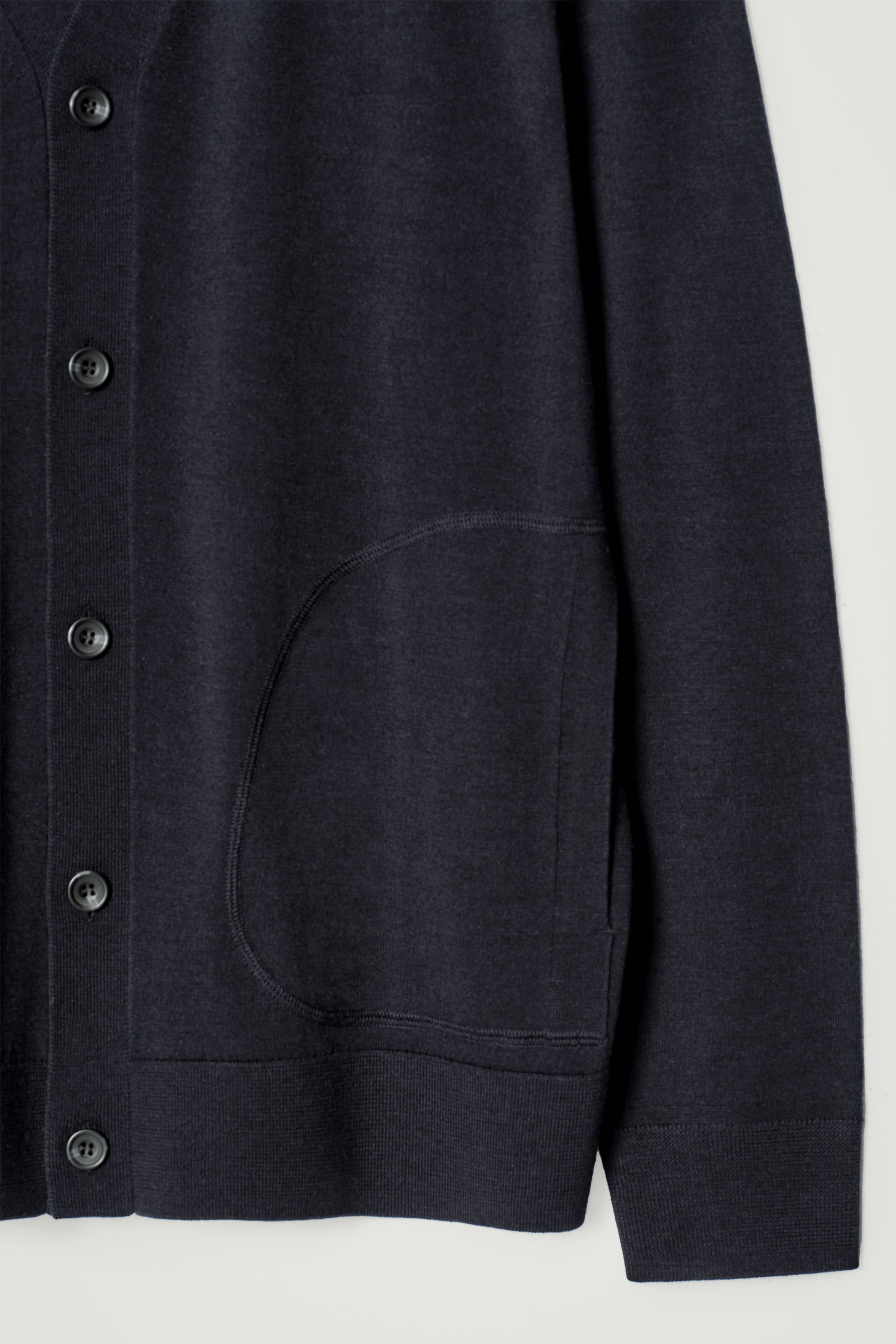 Größeres Bild anzeigen: STRICKJACKE AUS MERINOWOLLE MIT V-AUSSCHNITT - NAVYBLAU - Men | H&M AT 7