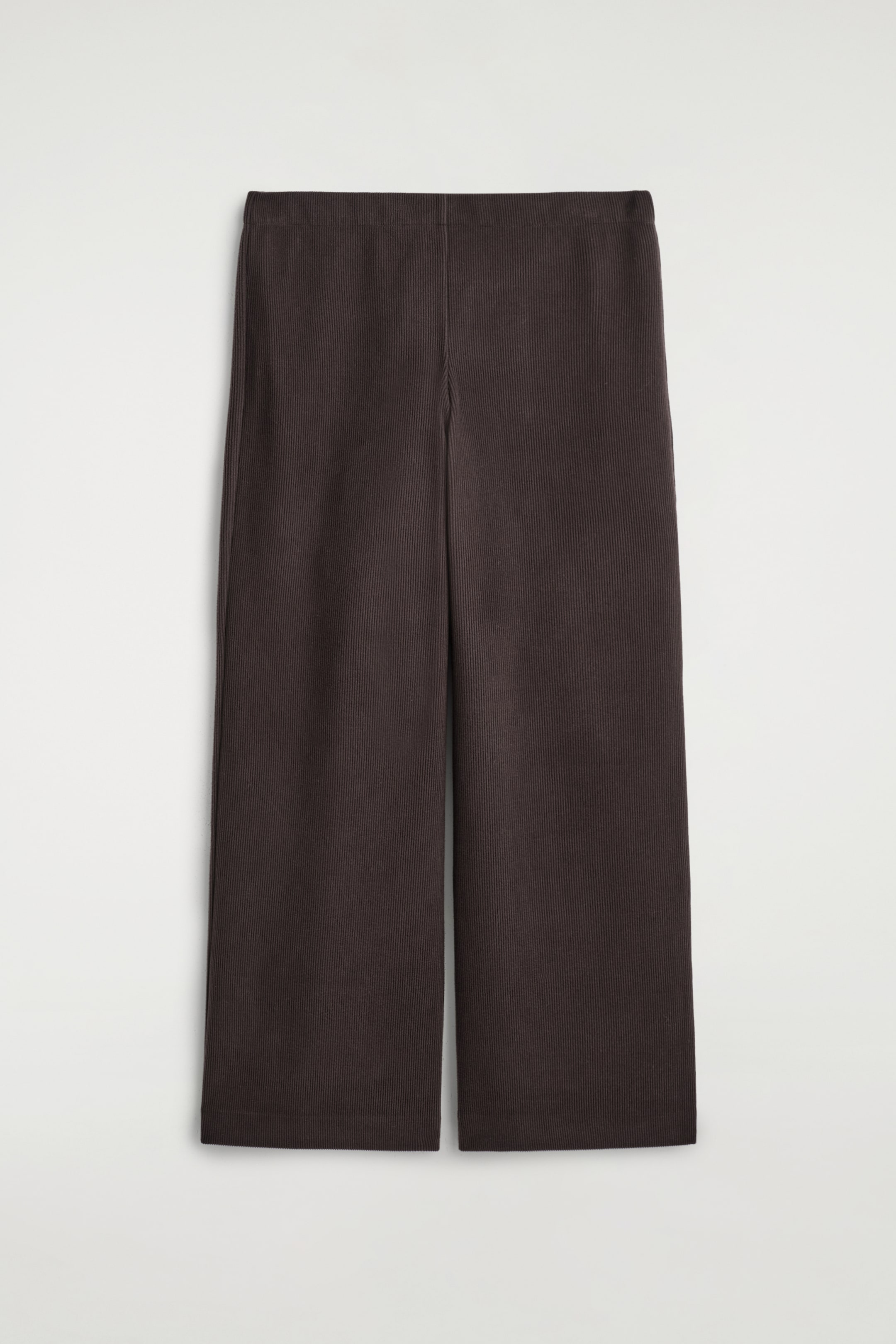 Ver imagen más grande: La PARTE FRONTAL de los pantalones de pana marrón oscuro se presenta, con una cintura plana y elástica y piernas anchas con una textura acanalada prominente.