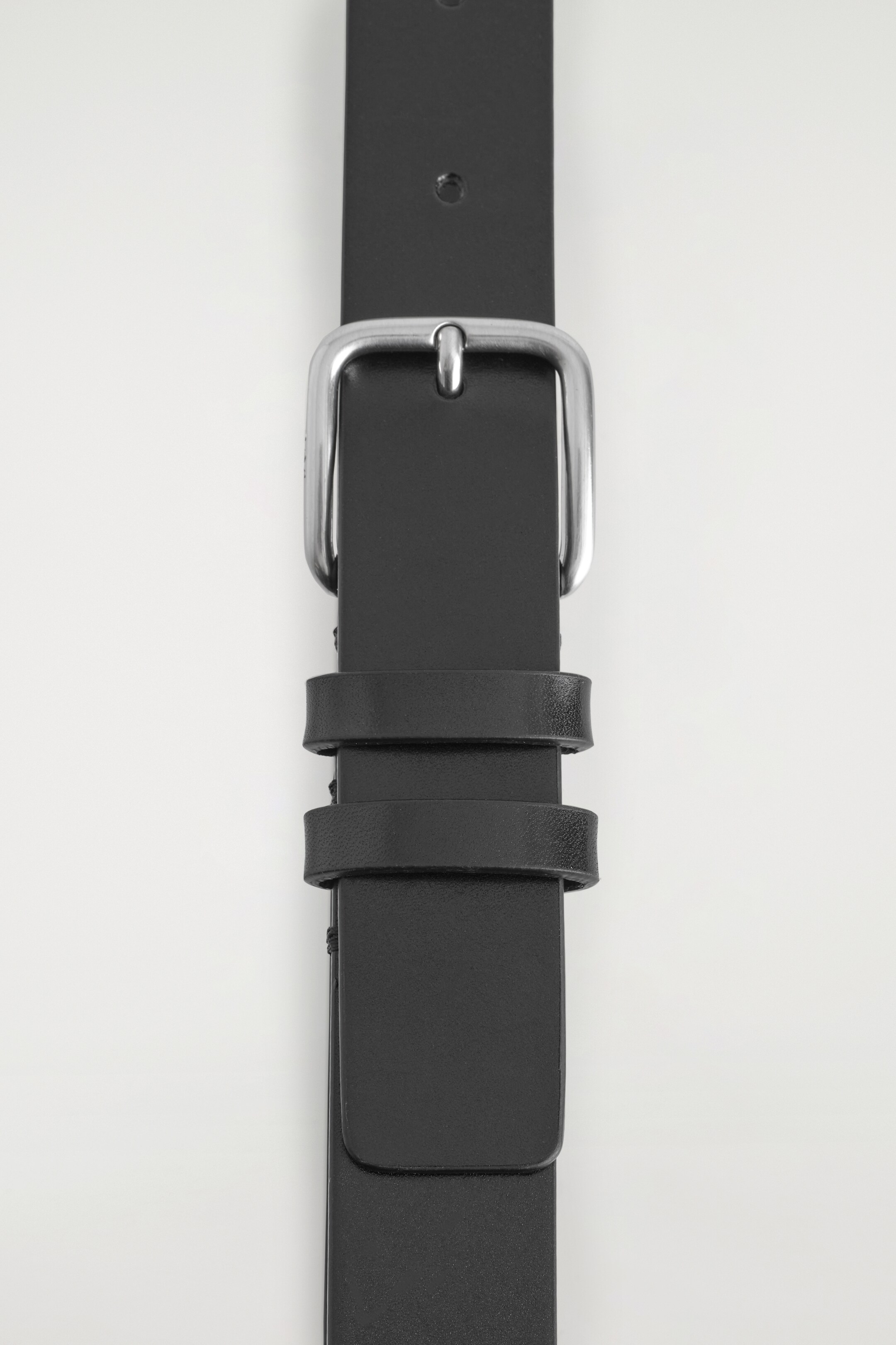 Ver imagen más grande: CINTURÓN DE PIEL CLÁSICO - NEGRO/PLATEADO - MUJER | H&M ES 4