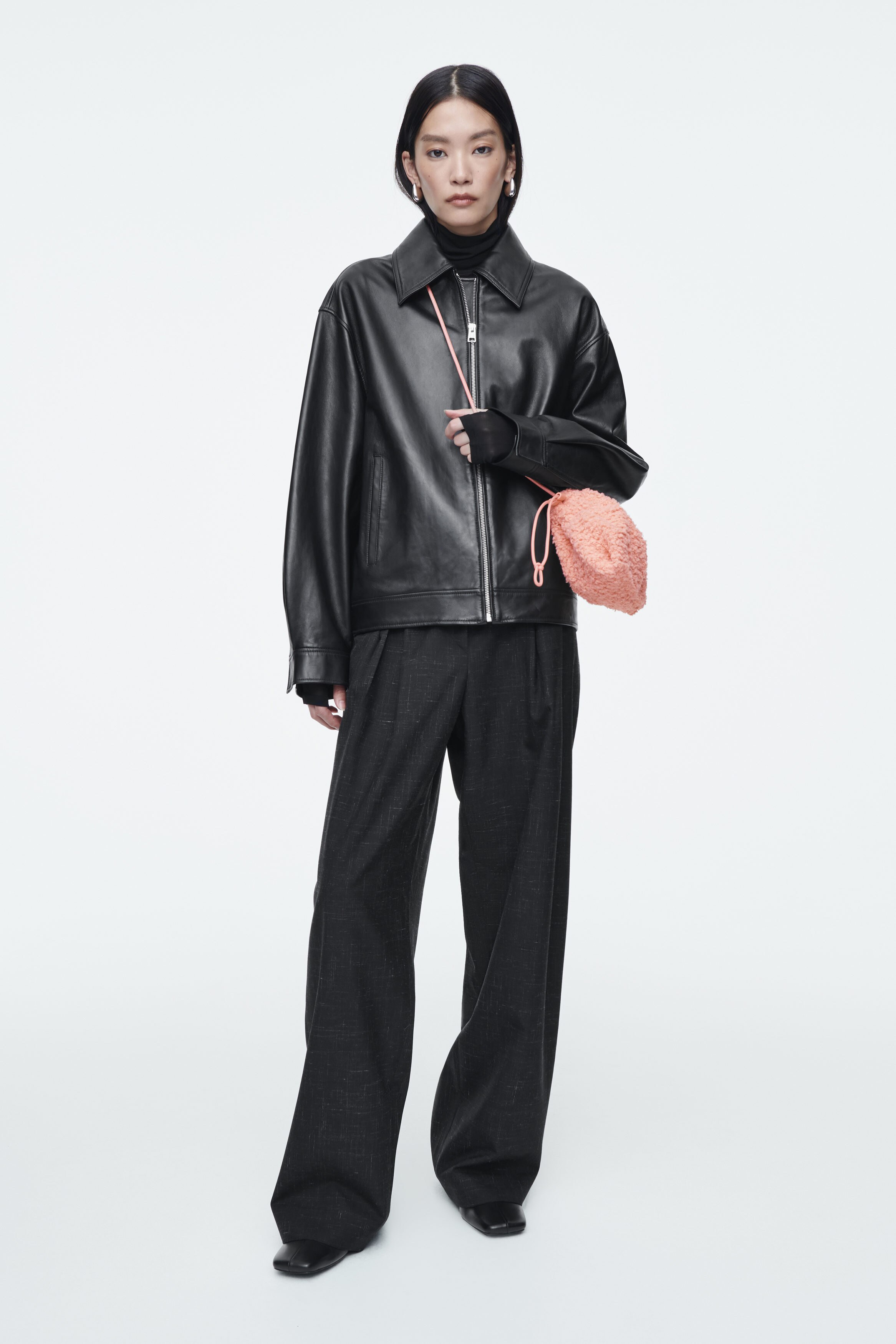 【COS】◆CAVATELLI MINI CLUTCH - PINK◆1261617001◆ CAVATELLI MINI CLUTCH - FAUX SHEARLING