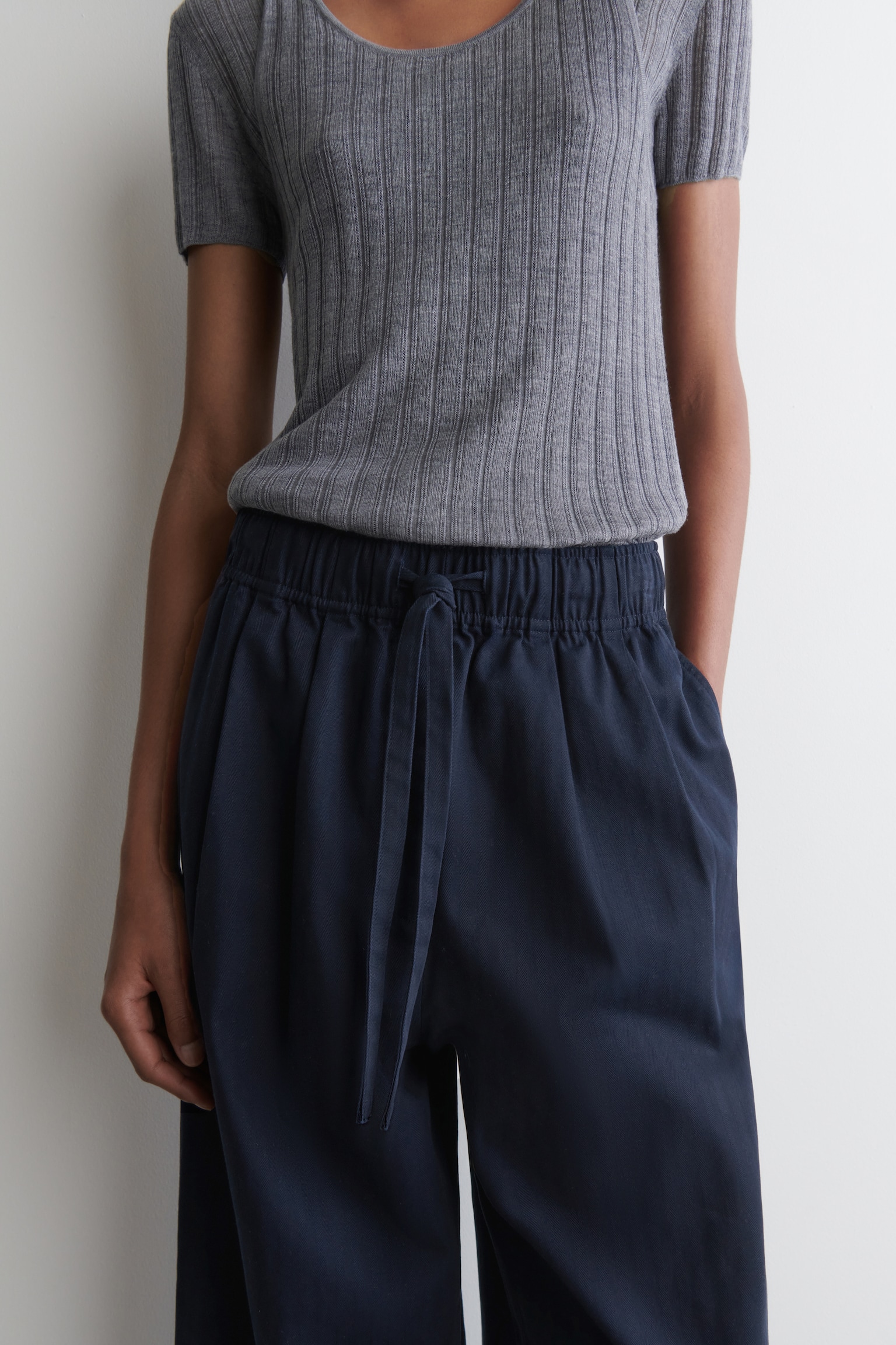 COTTON TAPERED DRAWSTRING TROUSERS - NAVY/LIGHT BEIGE/WHITE - 3