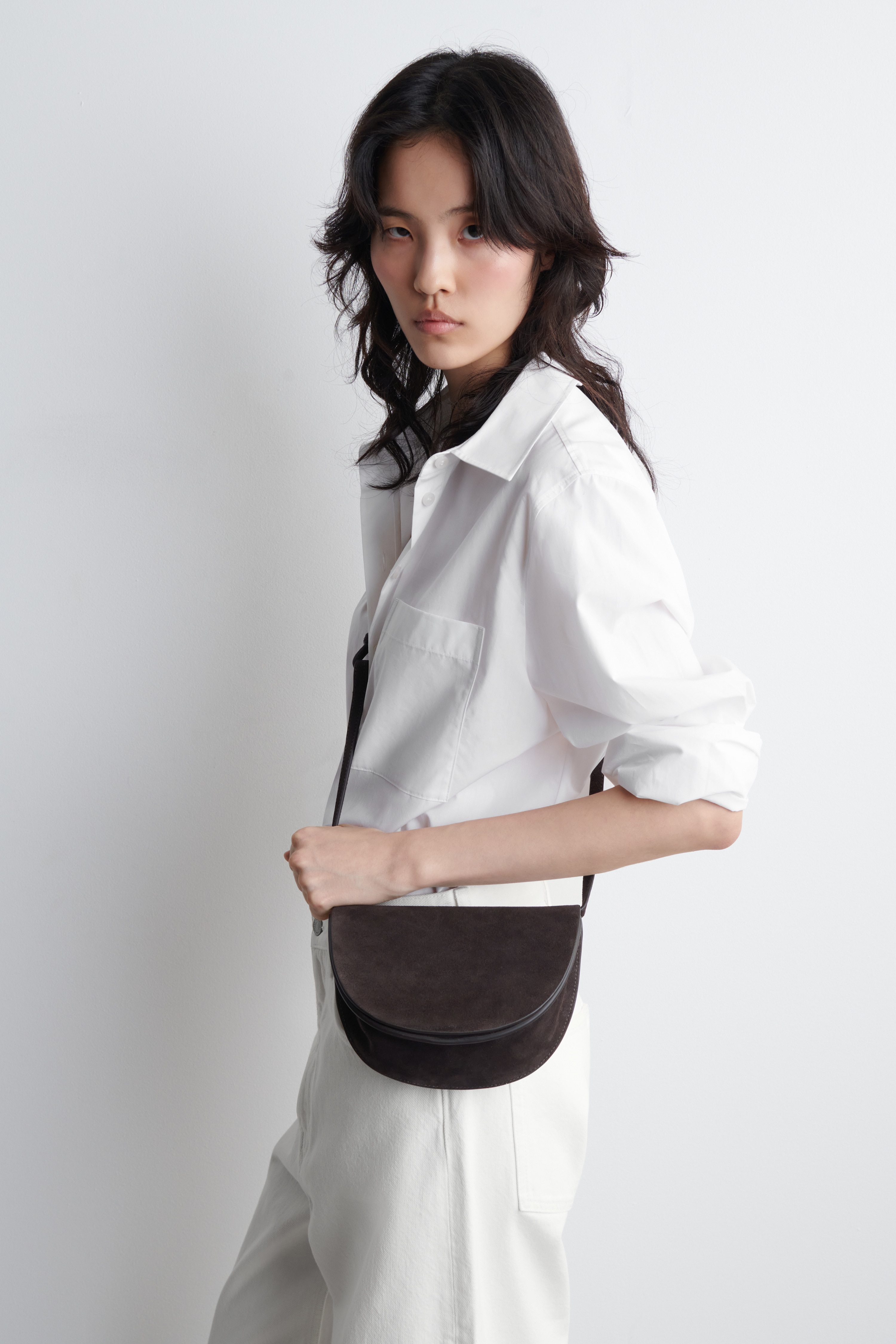 gebogen crossbodytas - suède - DONKERBRUIN