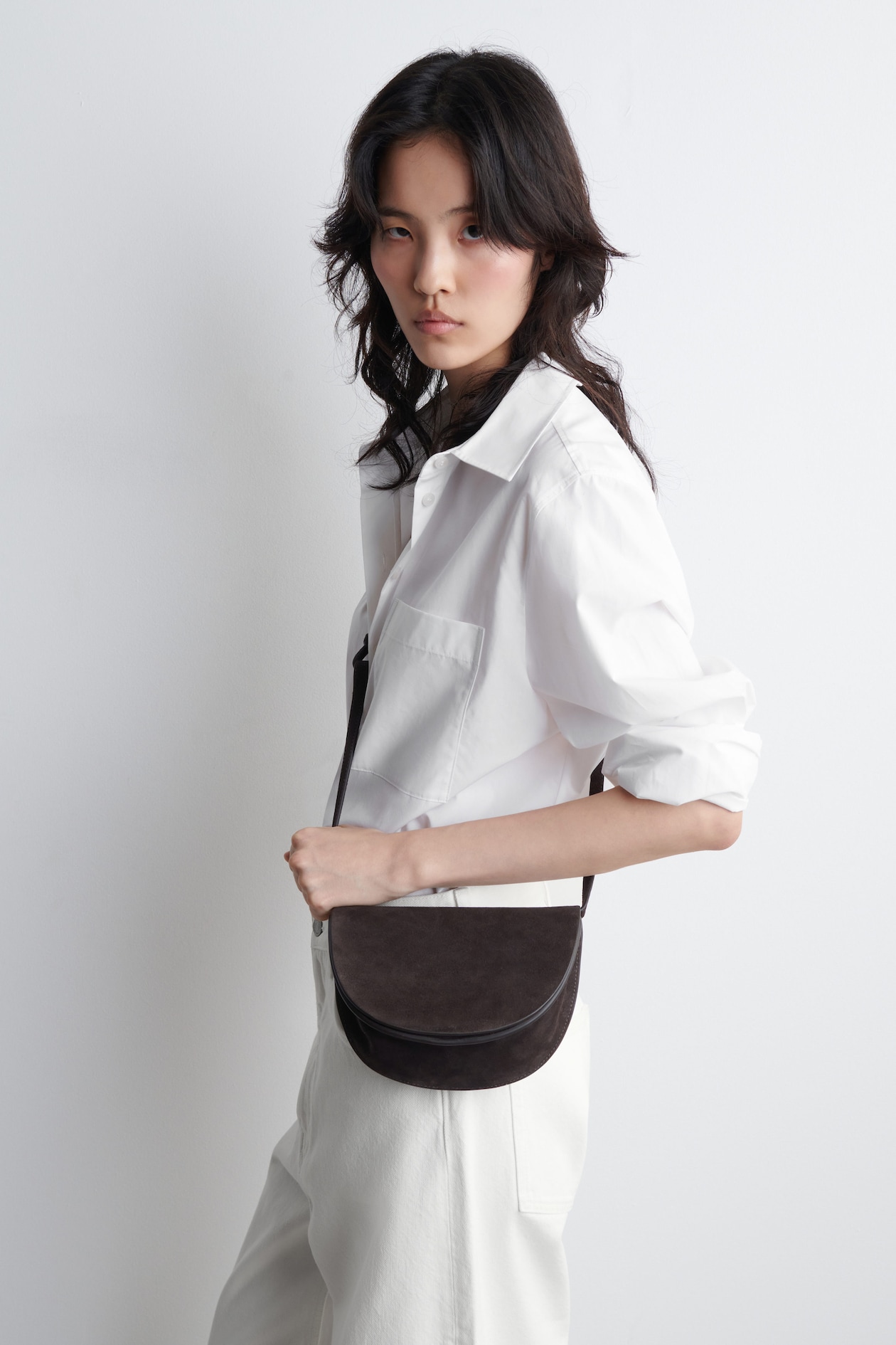 CURVED CROSSBODY BAG - SUEDE - DARK BROWN | COS