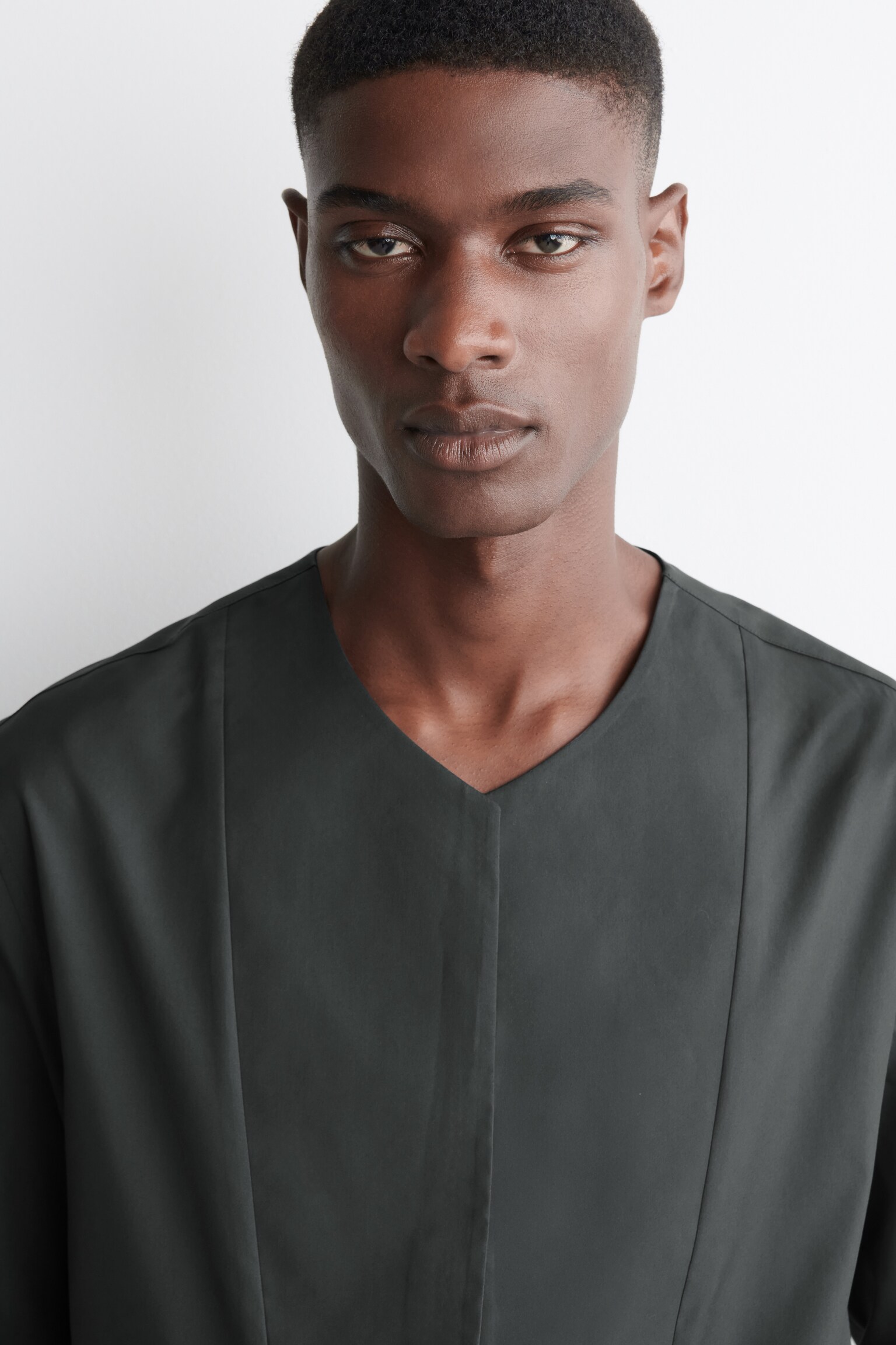 CHEMISE SANS COL ENCOLURE EN V EN SOIE MÉLANGÉE - CHARBON - 5