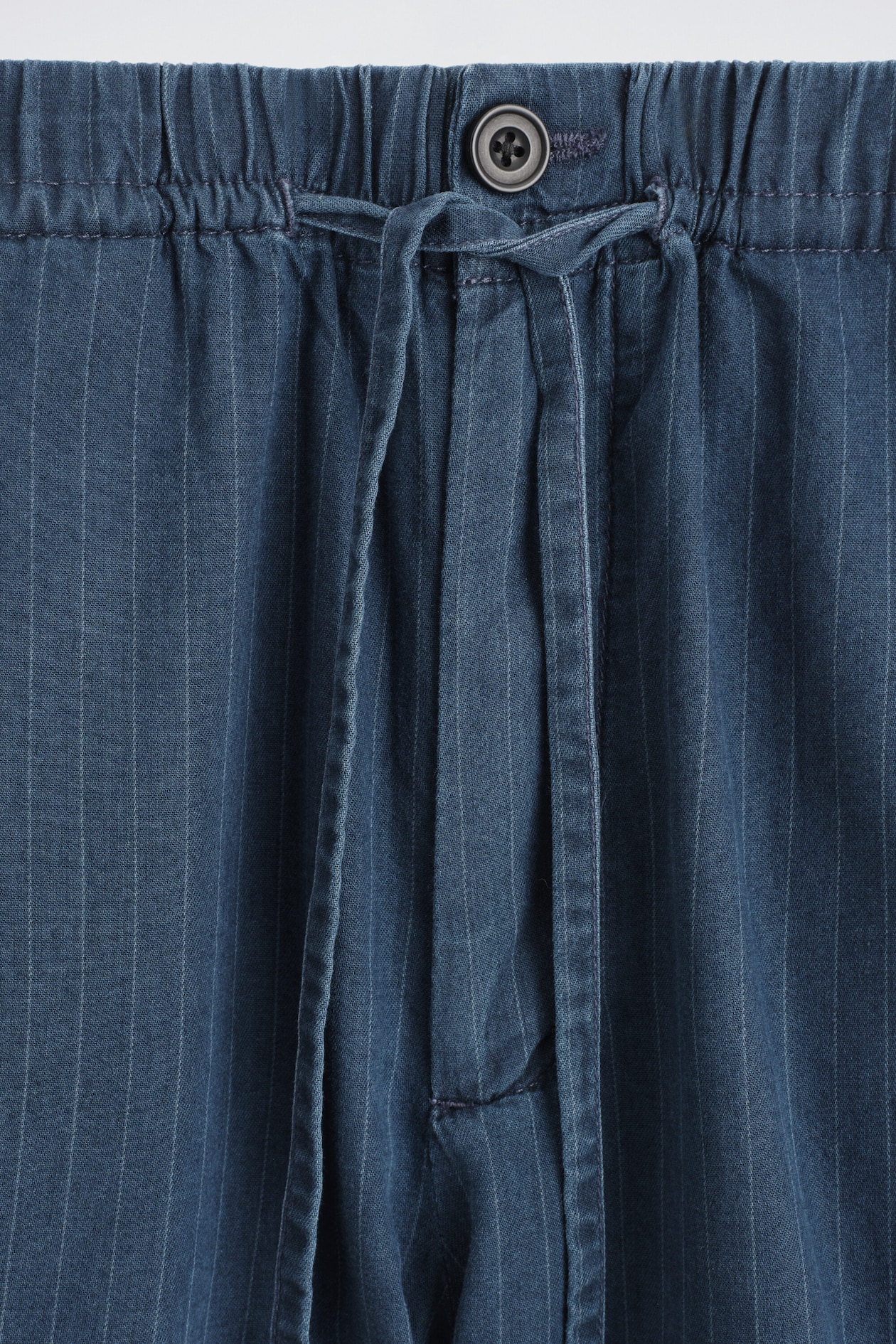 PINSTRIPED DENIM DRAWSTRING SHORTS — INDIGO / PINSTRIPED