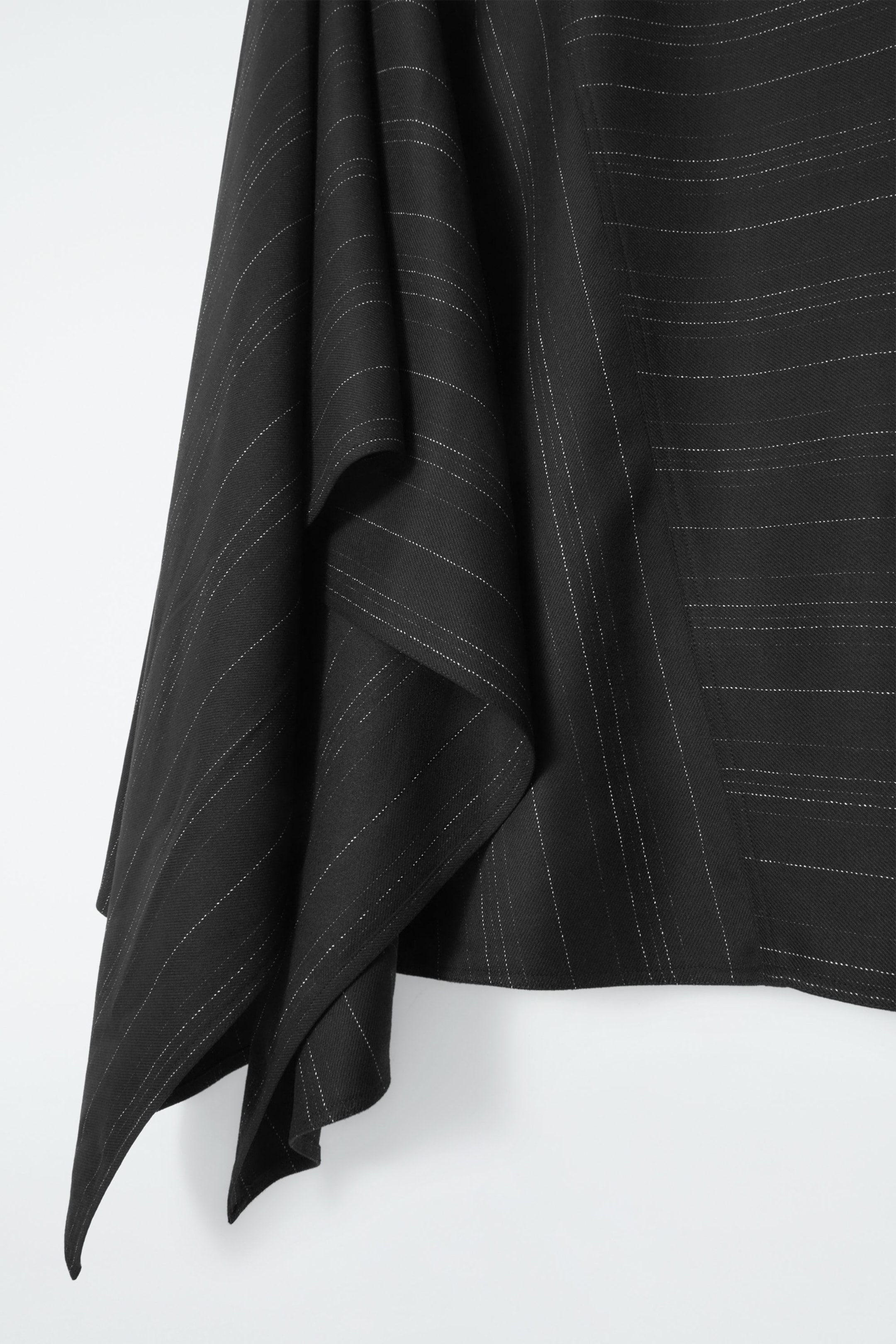 JUPE ASYMÉTRIQUE EN LAINE À FINES RAYURES