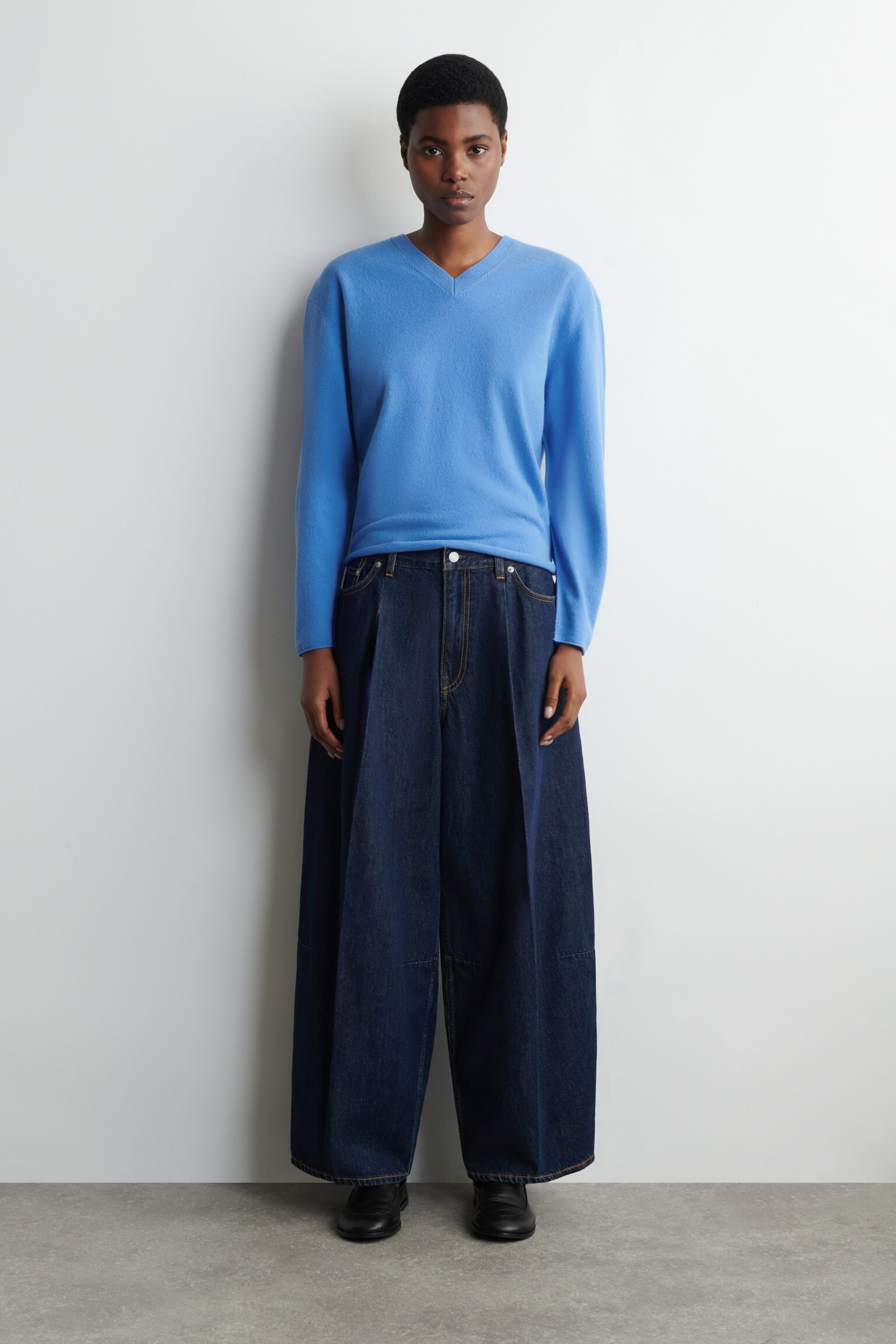 ג'ינס טווין עם רגל רחבה - כחול כהה/בז' בהיר - 9