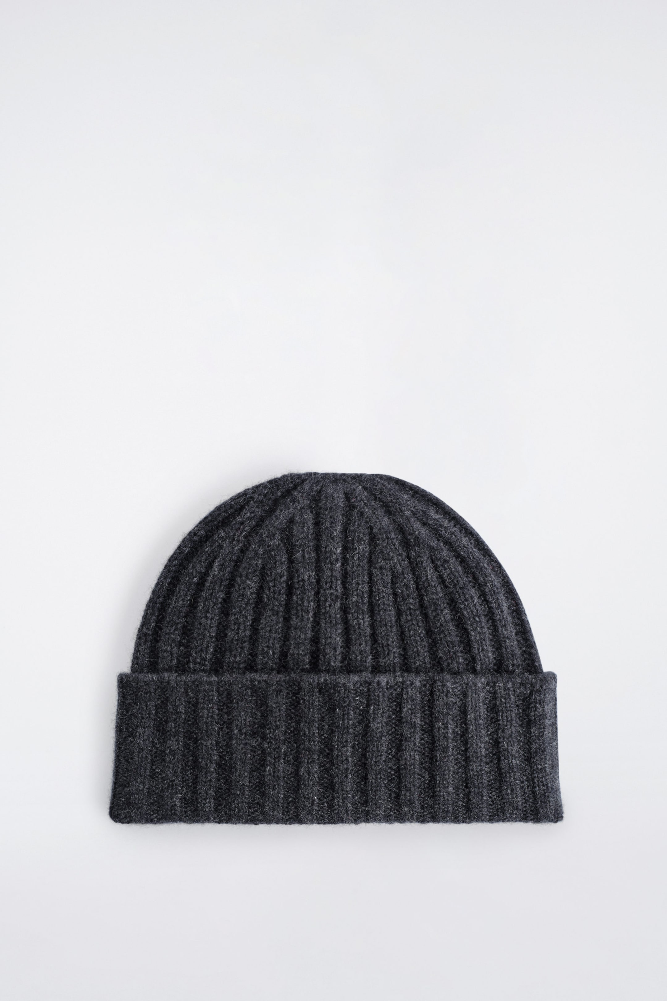 CHUNKY RIBBED CASHMERE BEANIE