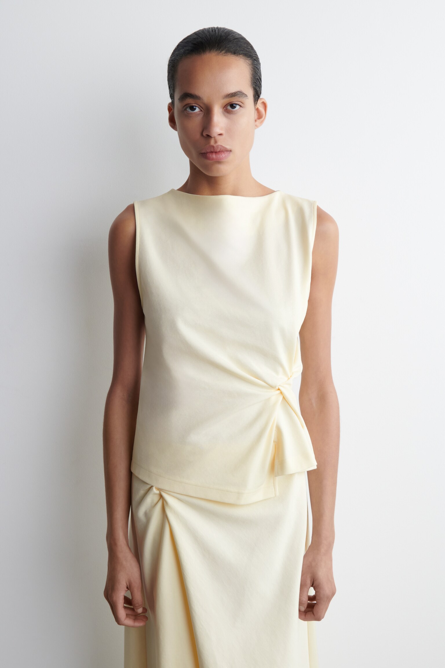 TOP CON DETALLE DE NUDO - AMARILLO MANTEQUILLA/NEGRO/MARRÓN - 1