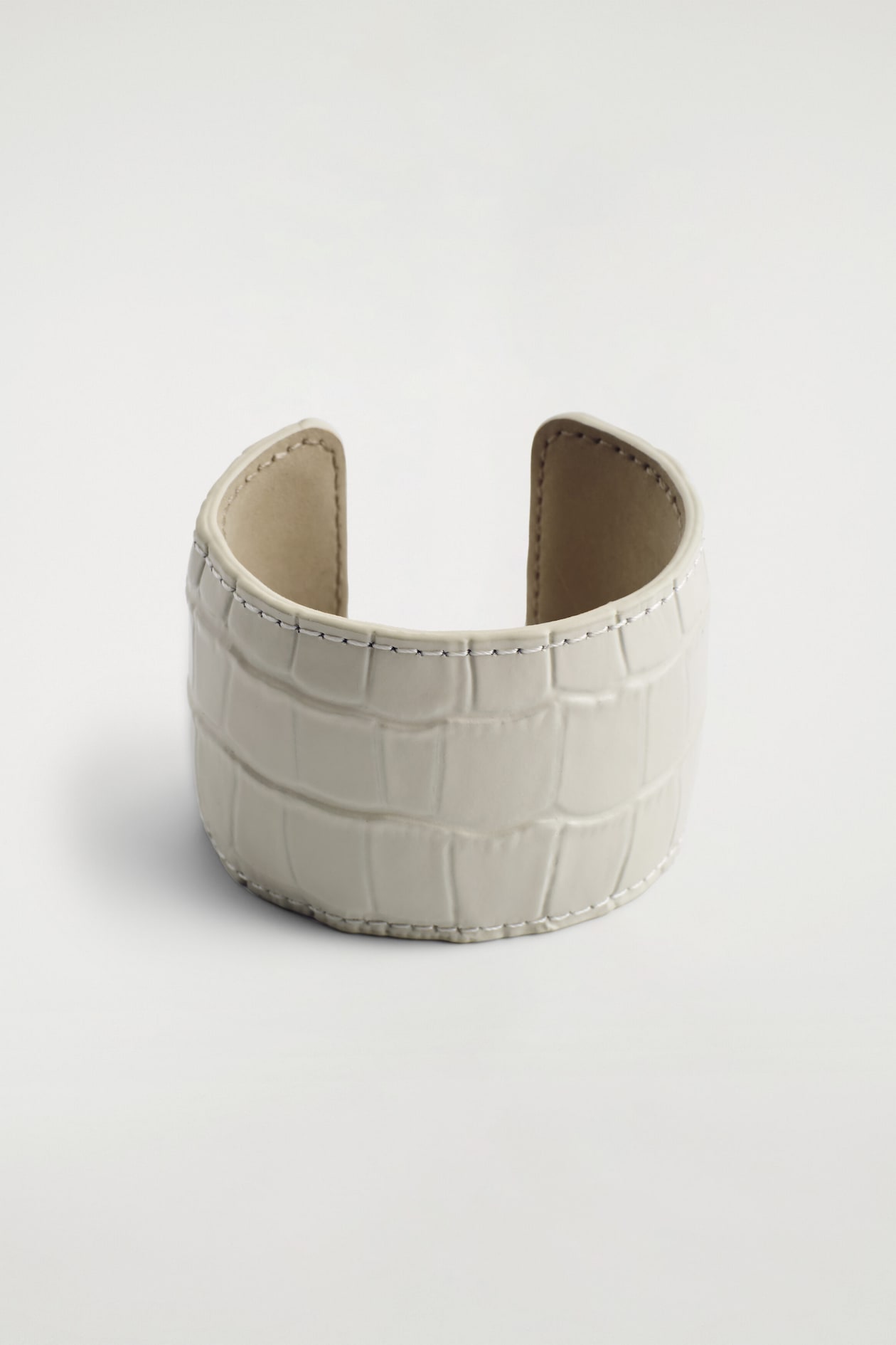 CROC-EFFECT LEATHER CUFF — WHITE