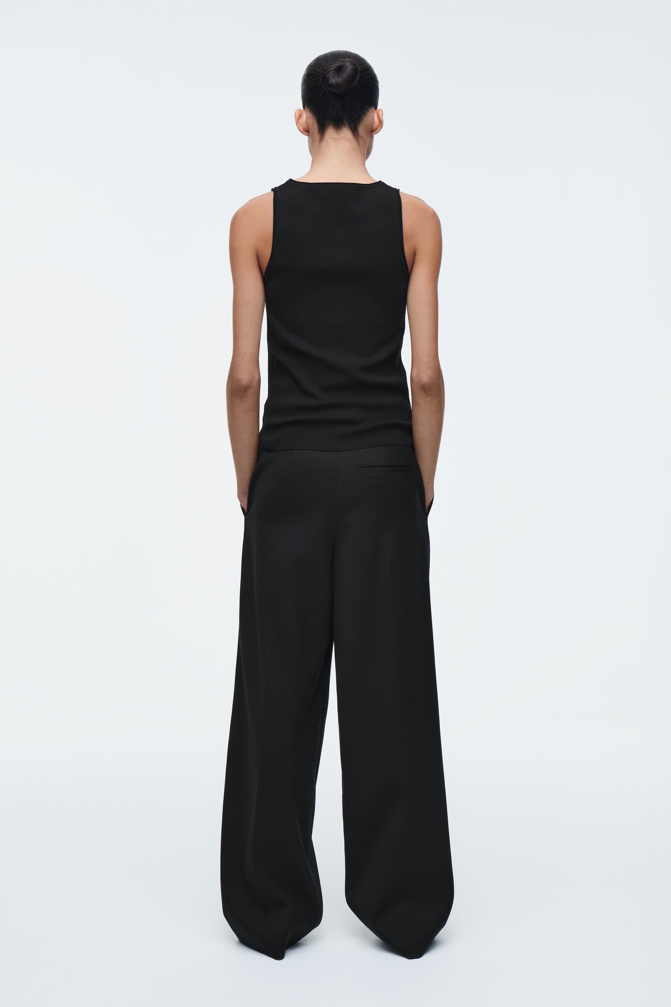 Visualizza immagine più grande: CANOTTA CON LAVORAZIONE A MAGLIA TUBOLARE - NERO - DONNA | H&M IT 4