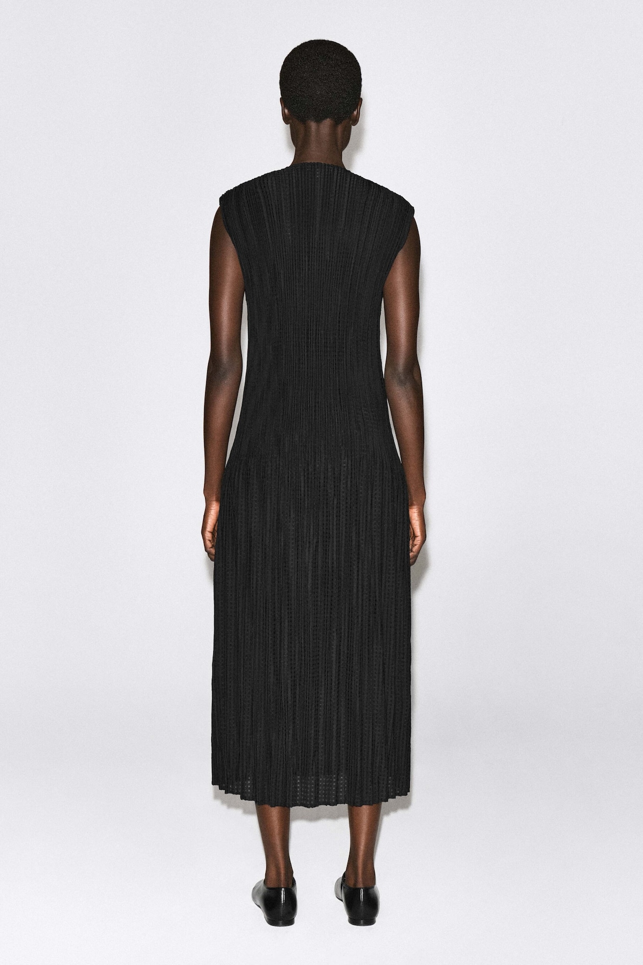 PLEATED JACQUARD SLEEVELESS MAXI DRESS — BLACK