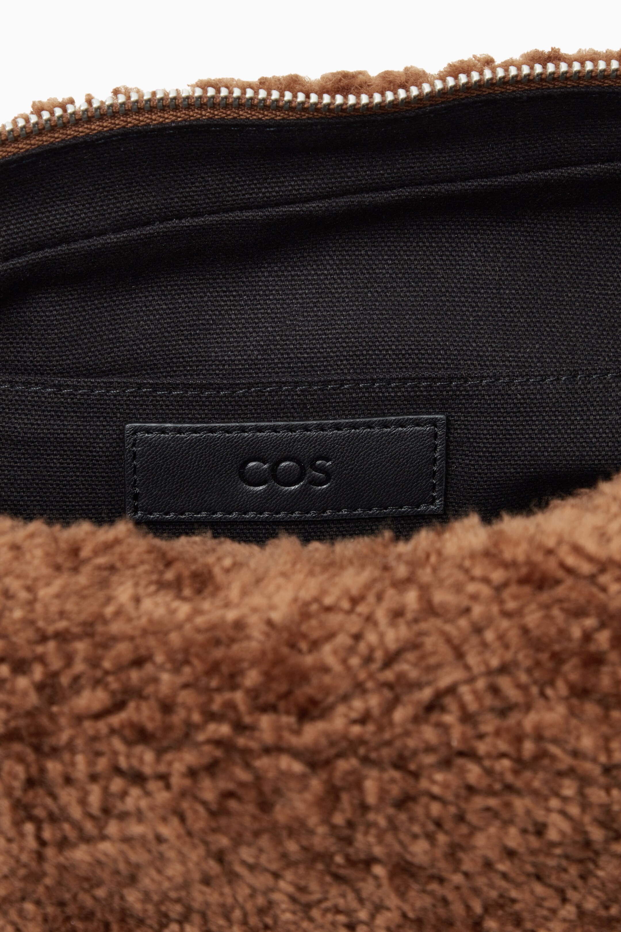 Ingrandisci l'immagine: SLOUCHY CROSSBODY - SHEARLING - BROWN - UOMO | H&M CH 5