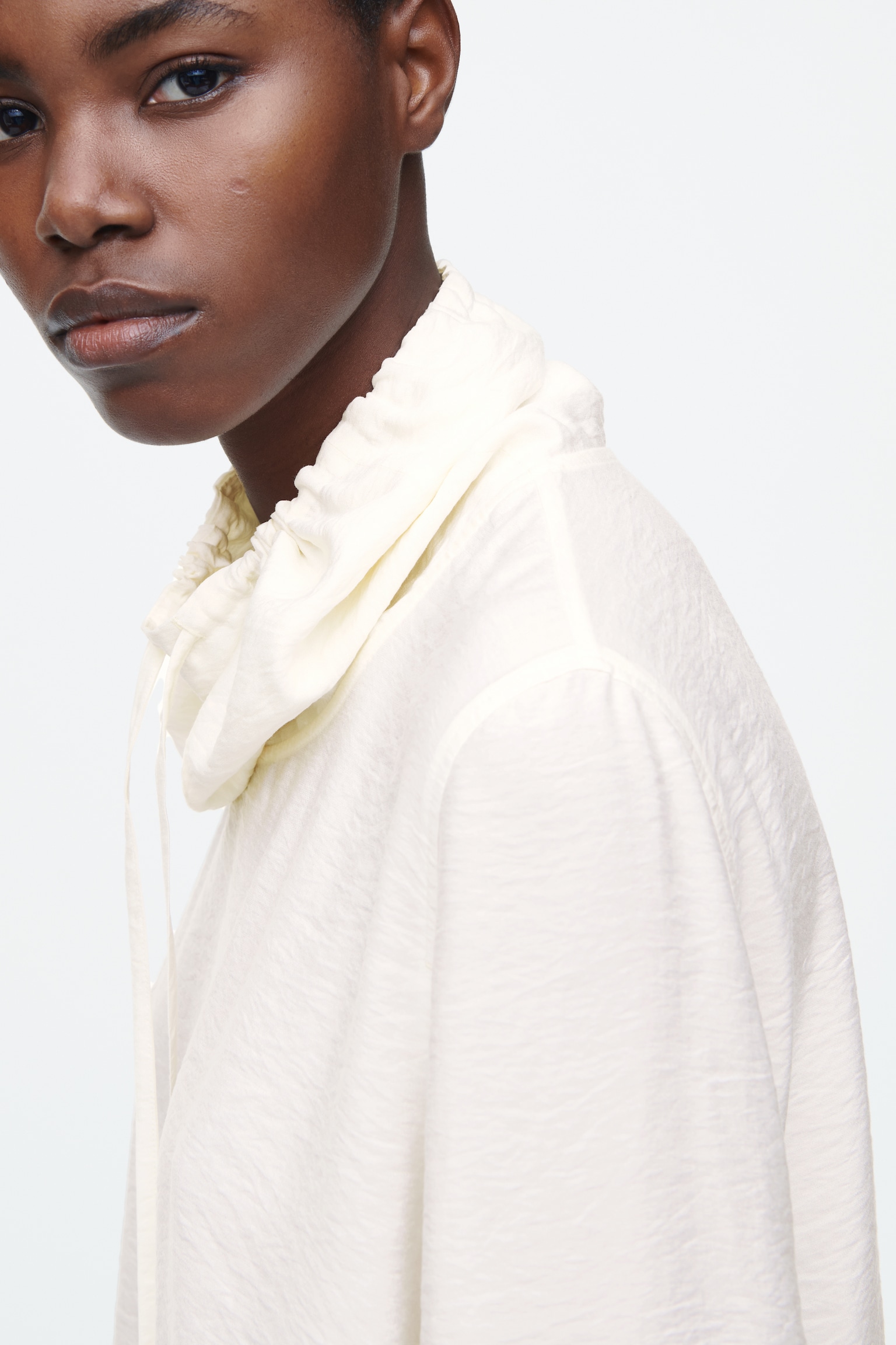 BLUSA CON CUELLO DE EMBUDO Y CORDÓN DE AJUSTE - MARFIL - 4