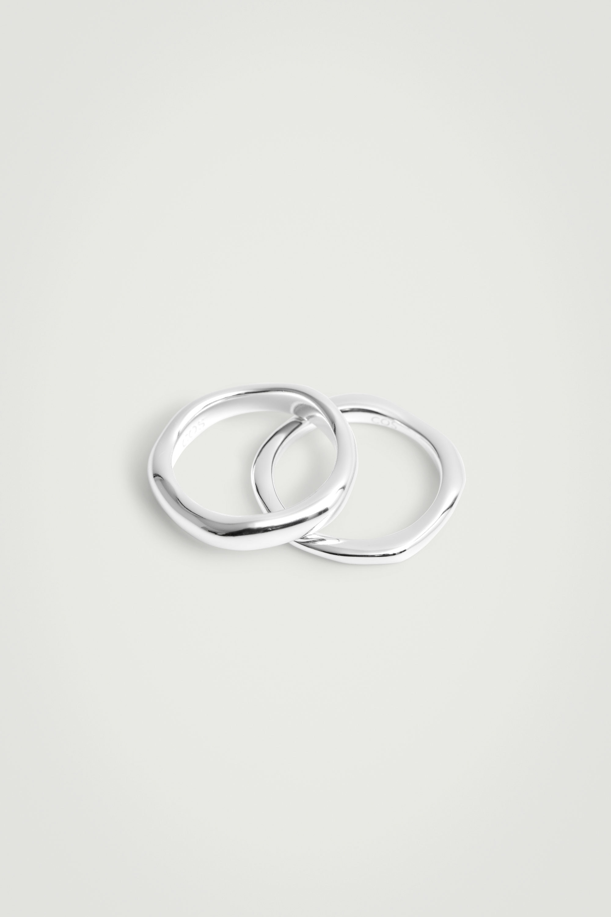 アクセサリー COS Two-Pack Stelieg Silver Rings 2-PACK STERLING SILVER RINGS - SILVER | COS US