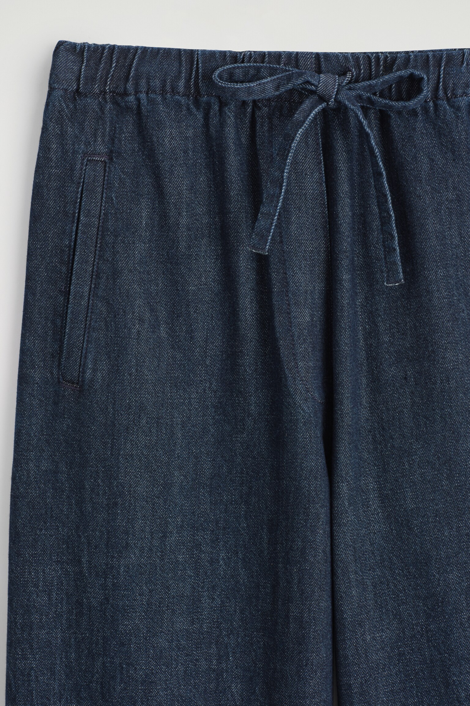 VERKÜRZTE HOSE AUS DENIM MIT WEITEM BEIN - Dunkelblau/ECRU - 3