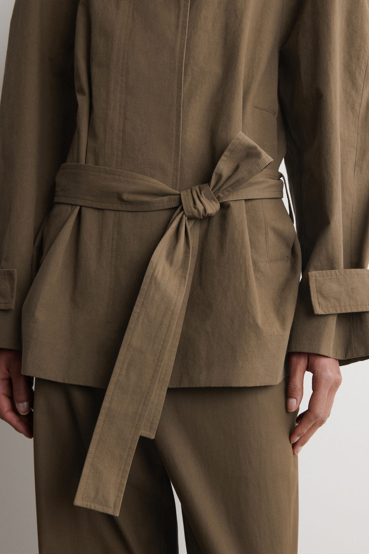 BELTED COTTON SHORT TRENCH JACKET — BROWN