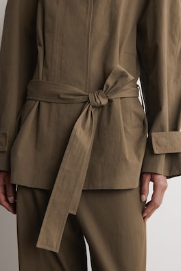 BELTED COTTON SHORT TRENCH JACKET — BROWN 4