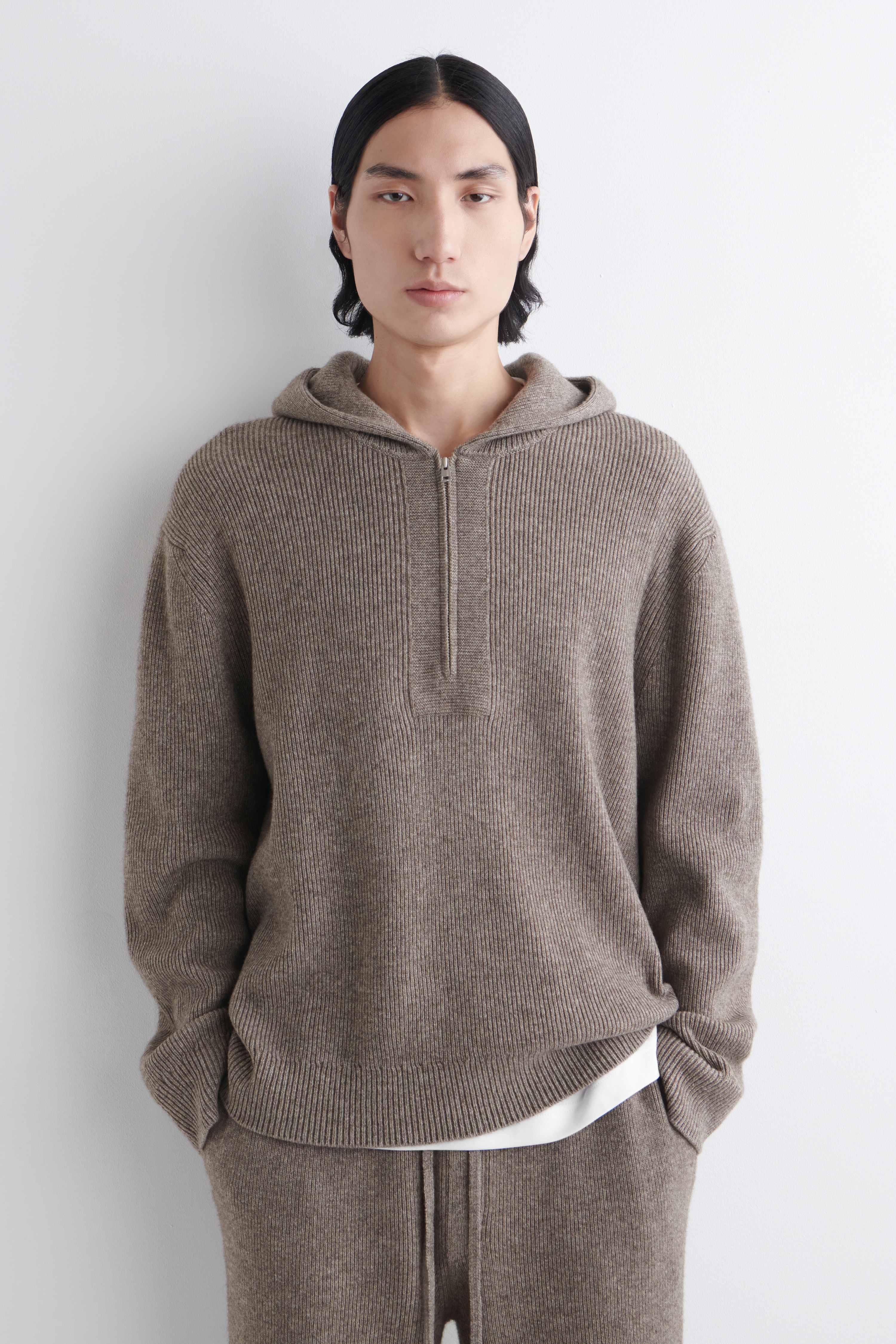 STICKAD HOODIE MED DRAGKEDJA I MERINOULL OCH JAK - MELERAD BEIGE