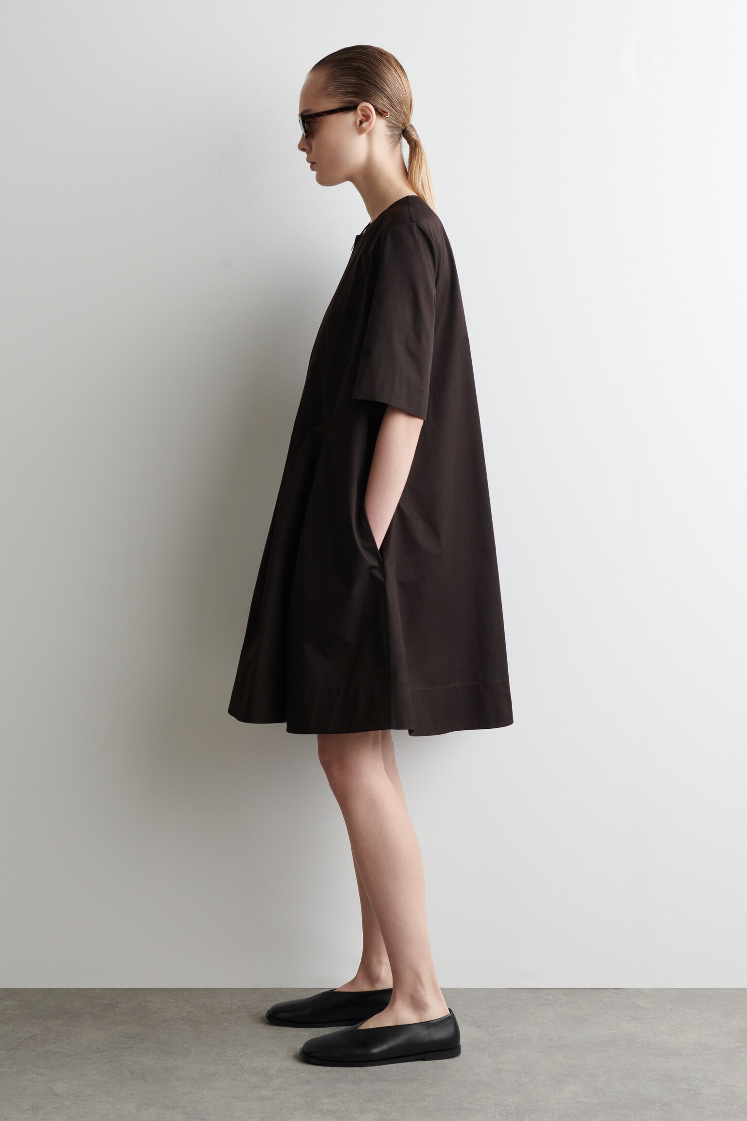 VESTIDO DE ALGODÓN CON TABLAS Y MEDIA CREMALLERA - MARRÓN OSCURO/BLANCO/MARRÓN - 3