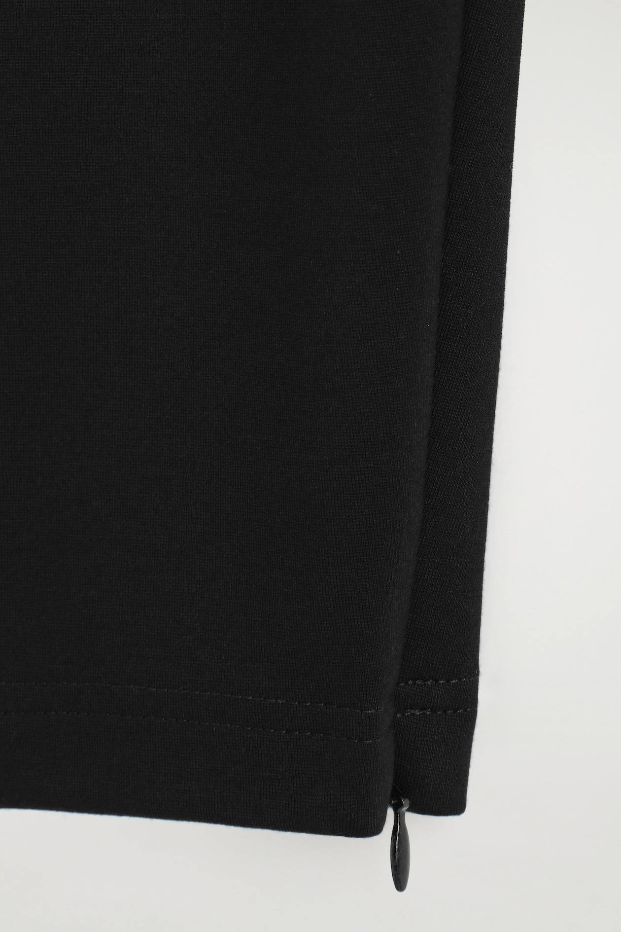 ZIPPED-CUFF LEGGINGS — BLACK