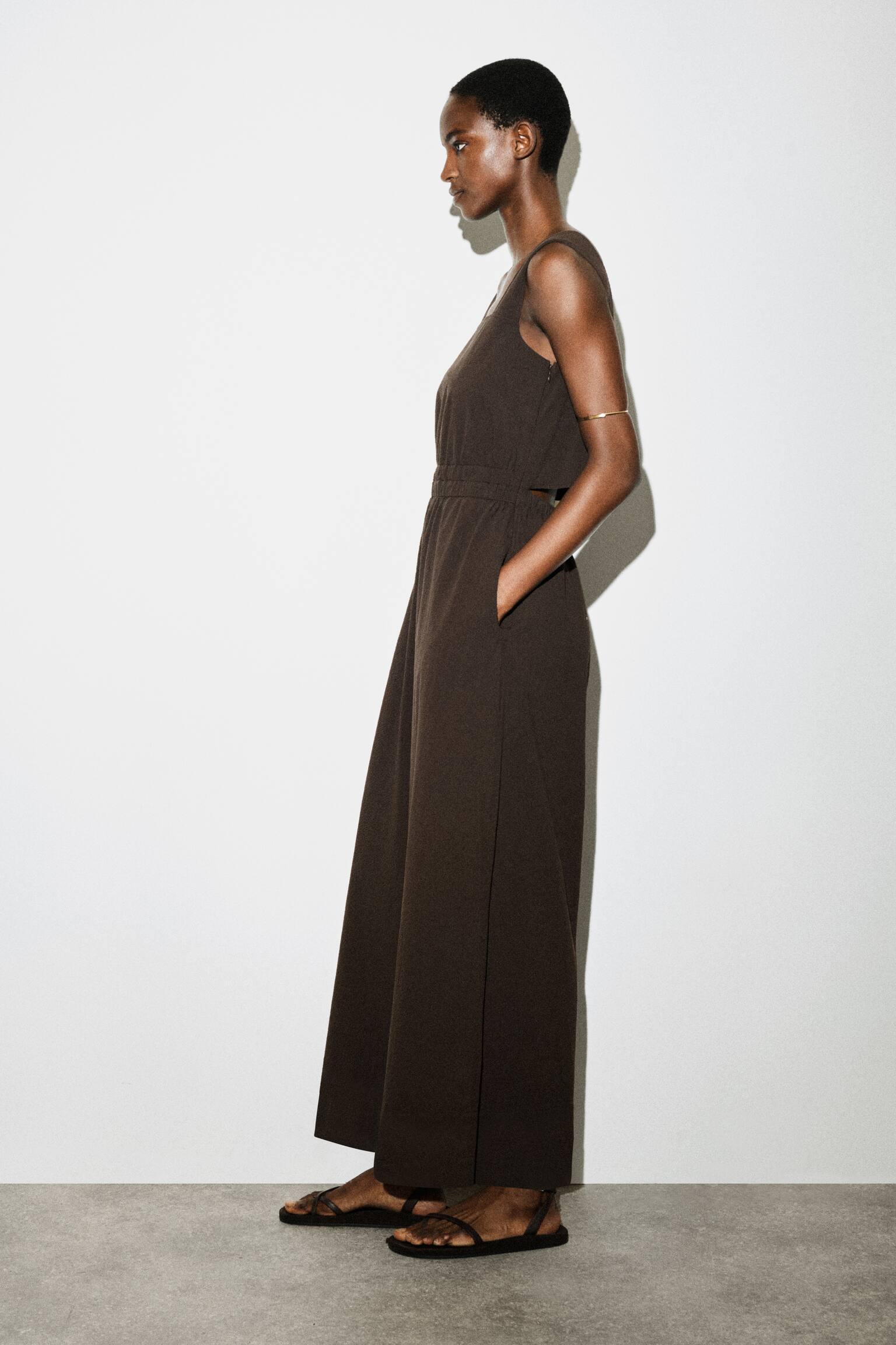 OVERAL S OTVORENÝM CHRBTOM A ŠIROKÝMI NOHAVICAMI Z SEERSUCKER MATERIÁLU - HNEDÁ/MODRÁ - 5