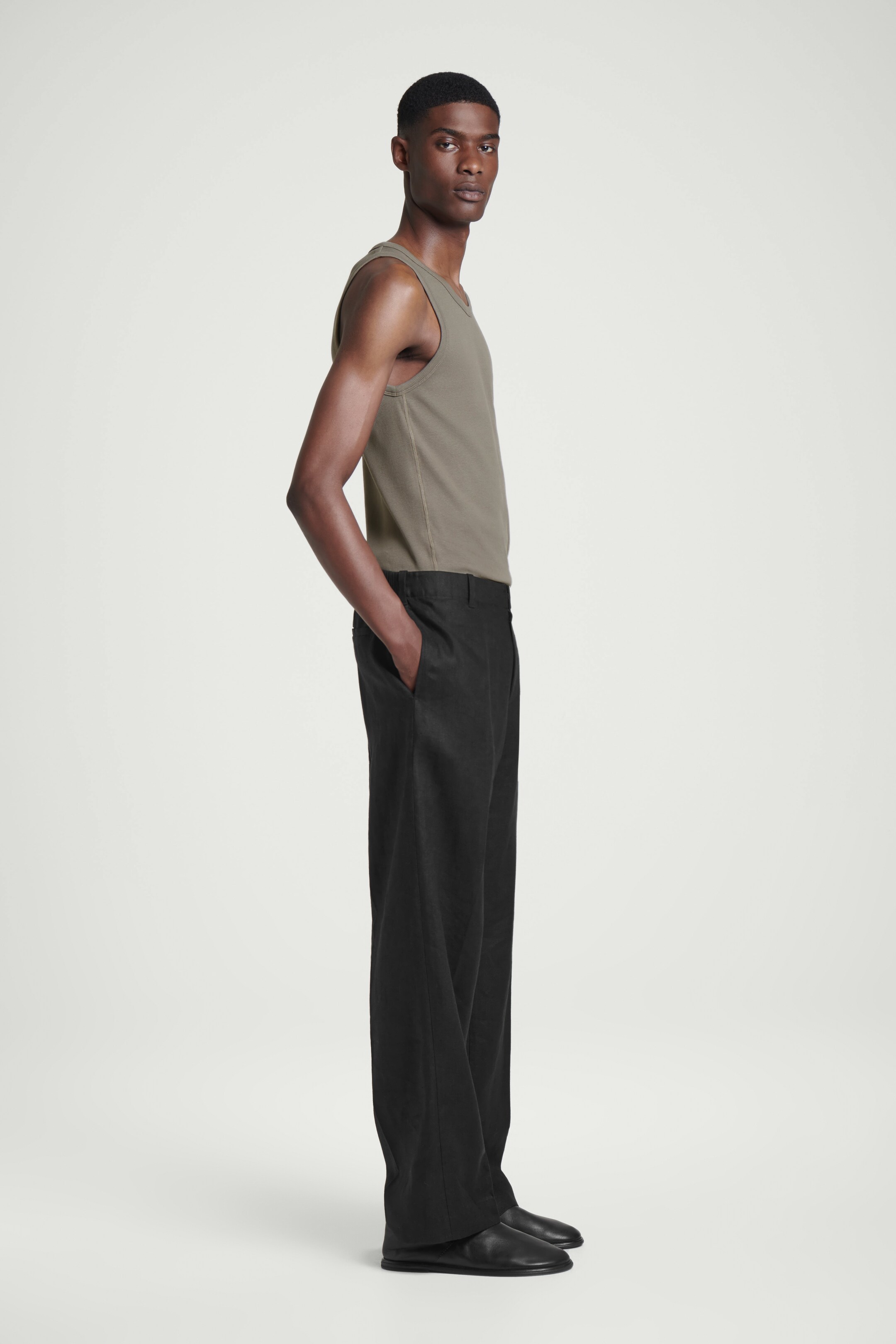 Zobrazit větší obrázek: ÚZKÝ ŽEBROVANÝ BAVLNĚNÝ TÍLKO - TMAVÁ KRTKOVÁ - MUŽI | H&M CZ 4