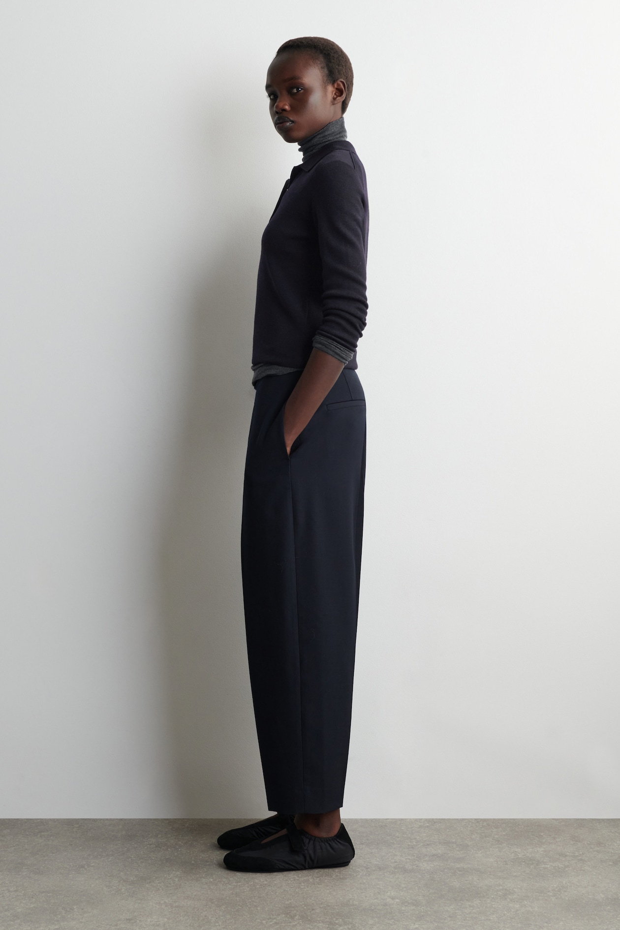 WOOL-BLEND BARREL-LEG TROUSERS — NAVY