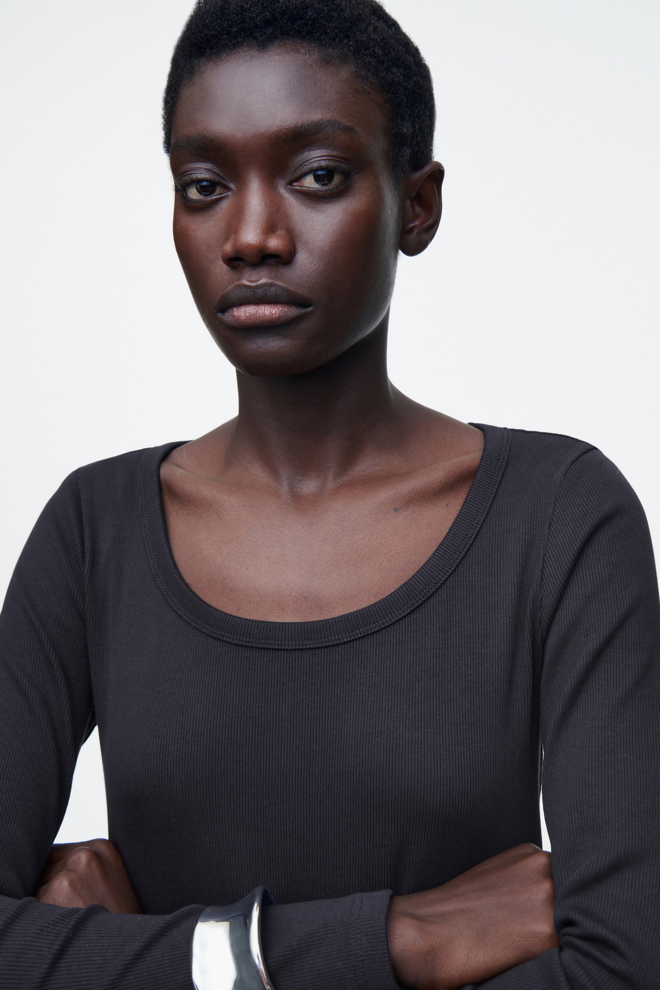 Visa större bild: FIGURNÄRA MIDIKLÄNNING I RIBBAD JERSEY - MARINBLÅ - DAM | H&M SE 4