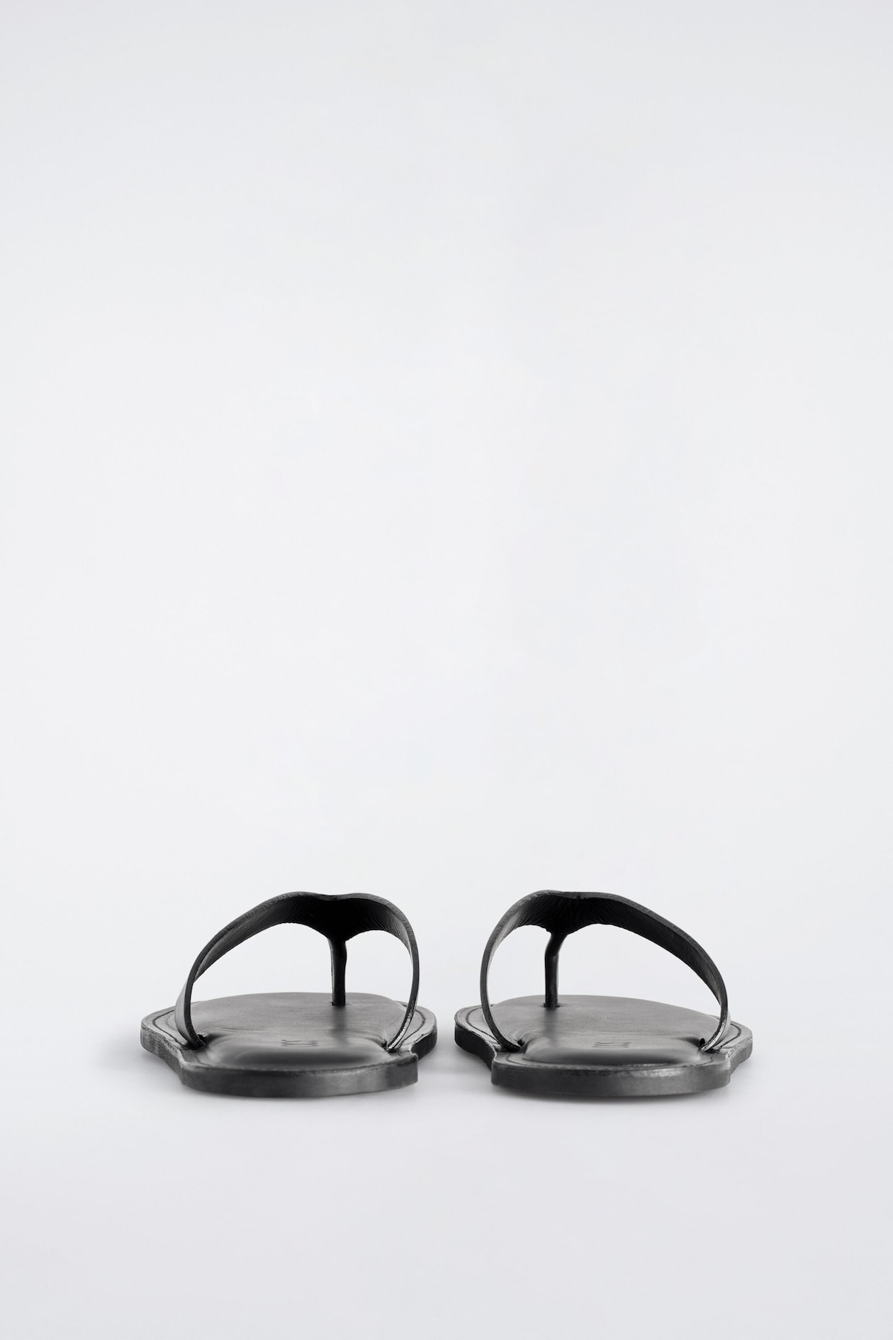 LEATHER FLIP FLOPS — BLACK