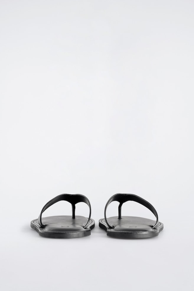 LEATHER FLIP FLOPS — BLACK