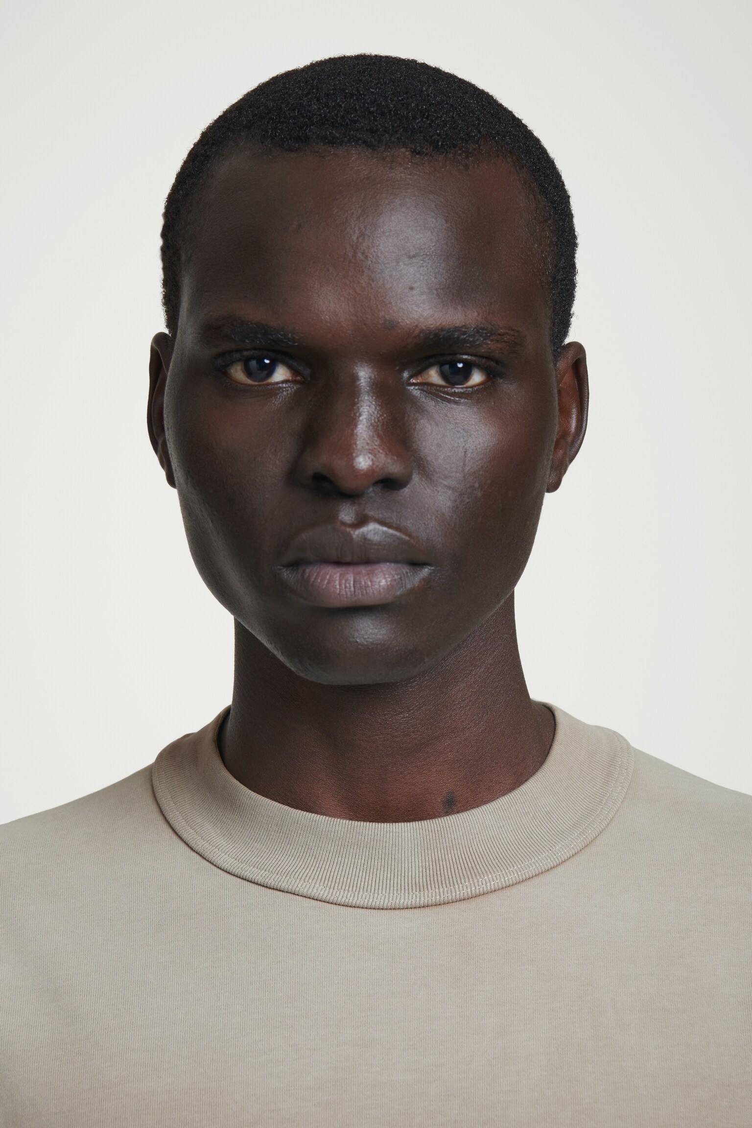 OVERSIZED MOCK-NECK T-SHIRT VAN GEWASSEN JERSEY - MOL/ZWART - 6