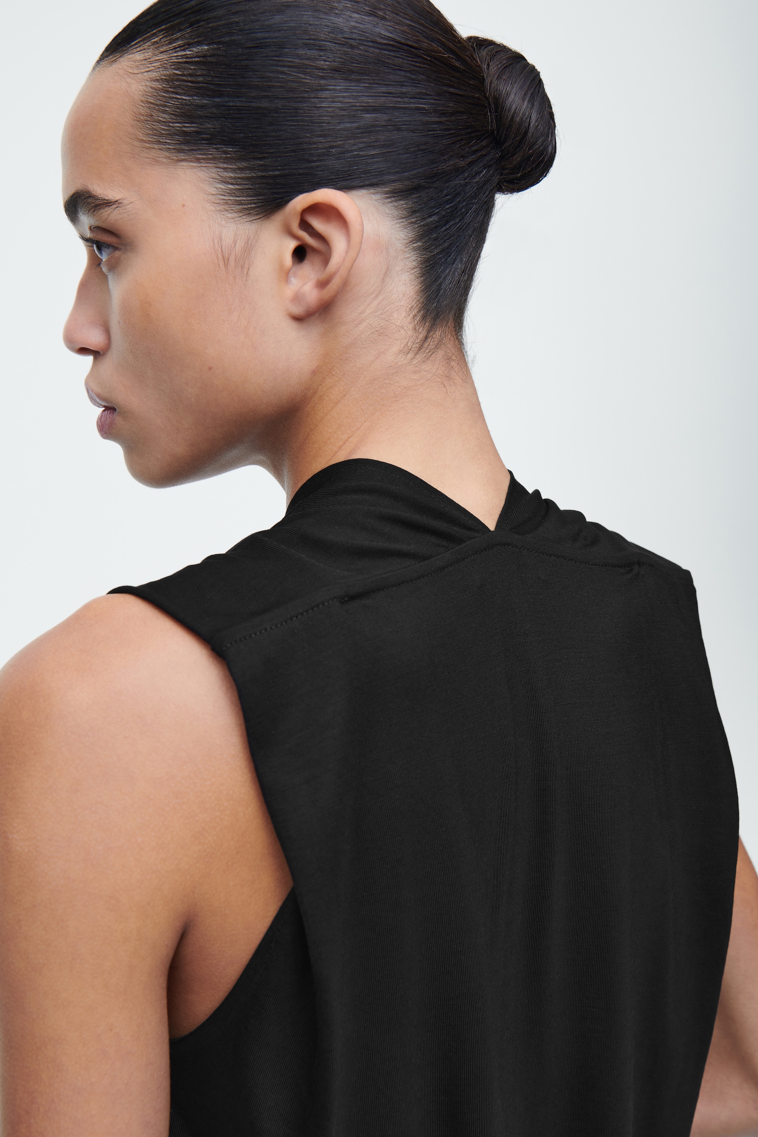 TOP DRAPEADO CON CUELLO DE PICO - NEGRO/AZUL CLARO - 8