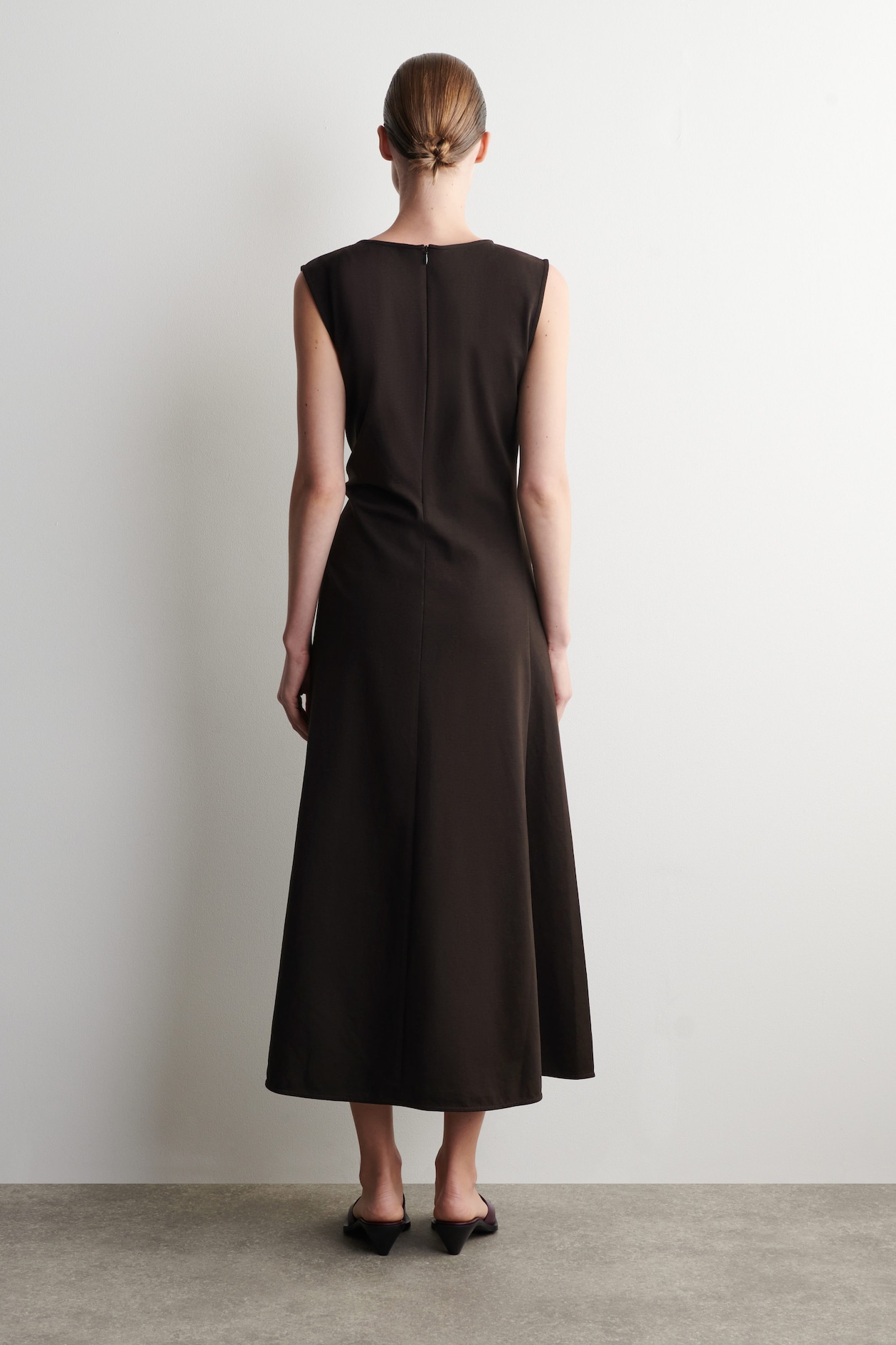 TWIST-DETAIL JERSEY MIDI DRESS — BROWN