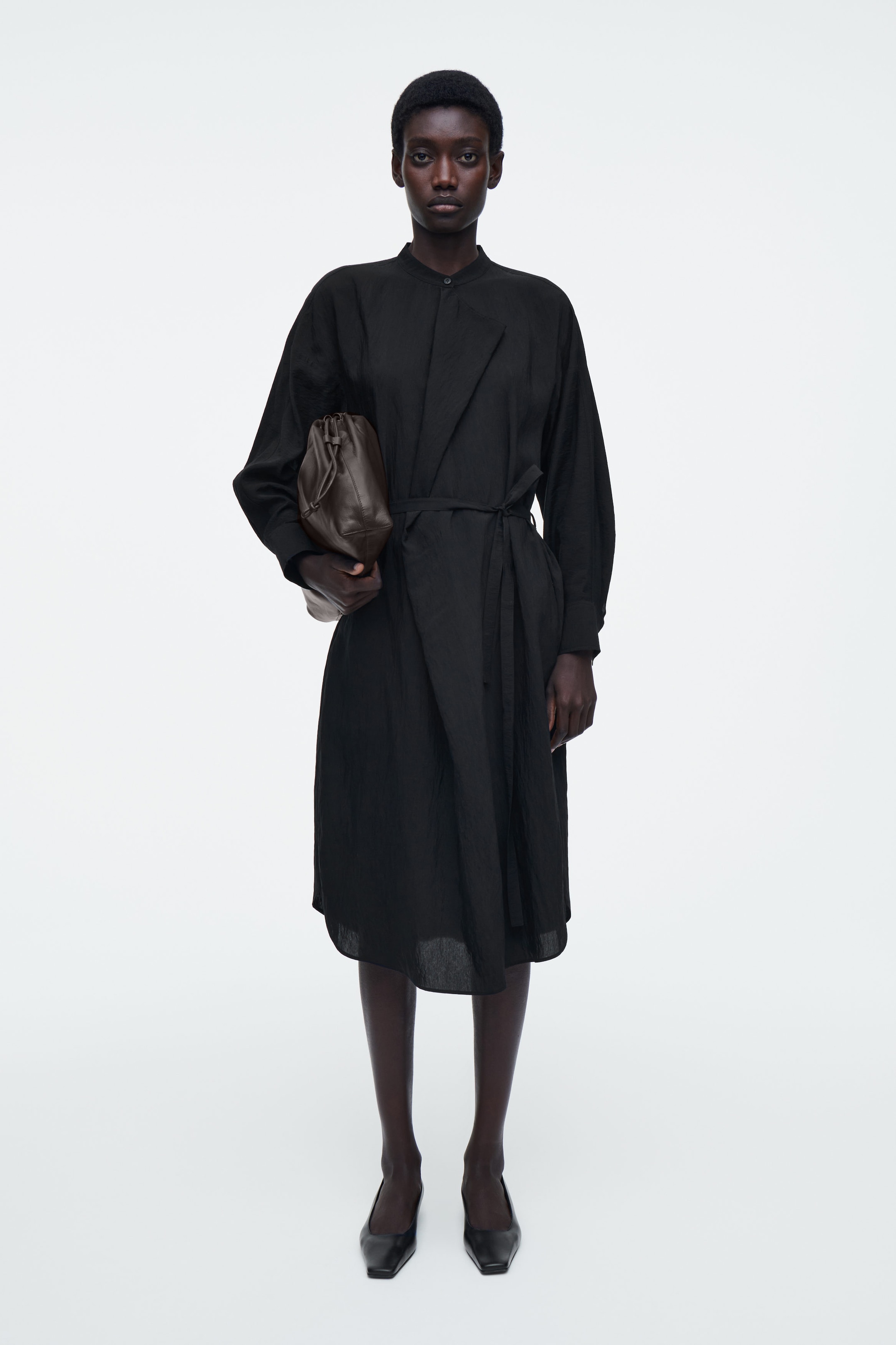 VESTIDO MIDI DRAPEADO CON CINTURÓN