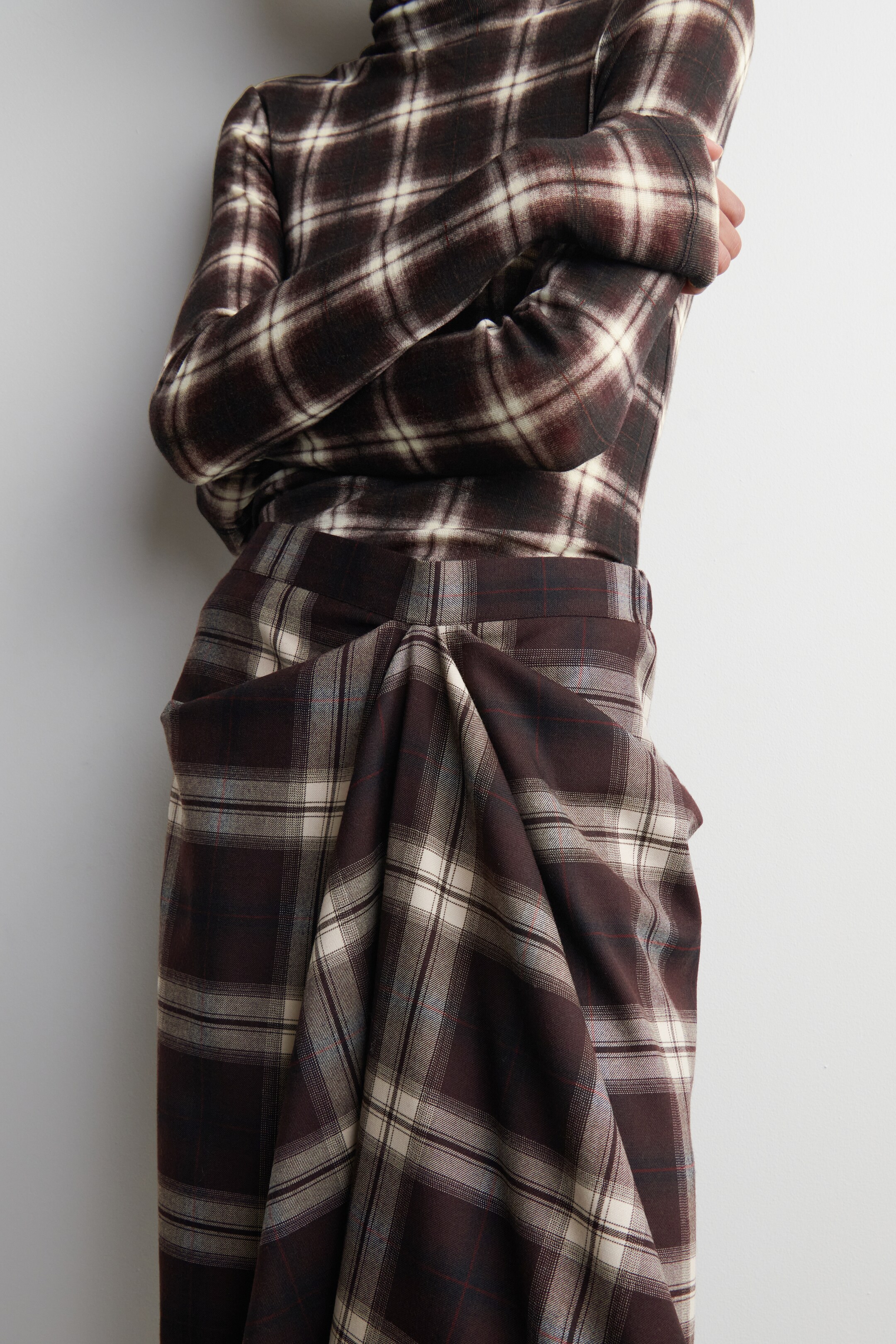 Näytä suurempi kuva: DRAPED CHECKED MIDI SKIRT - BURGUNDY / CHECKED - NAISET | H&M FI 2