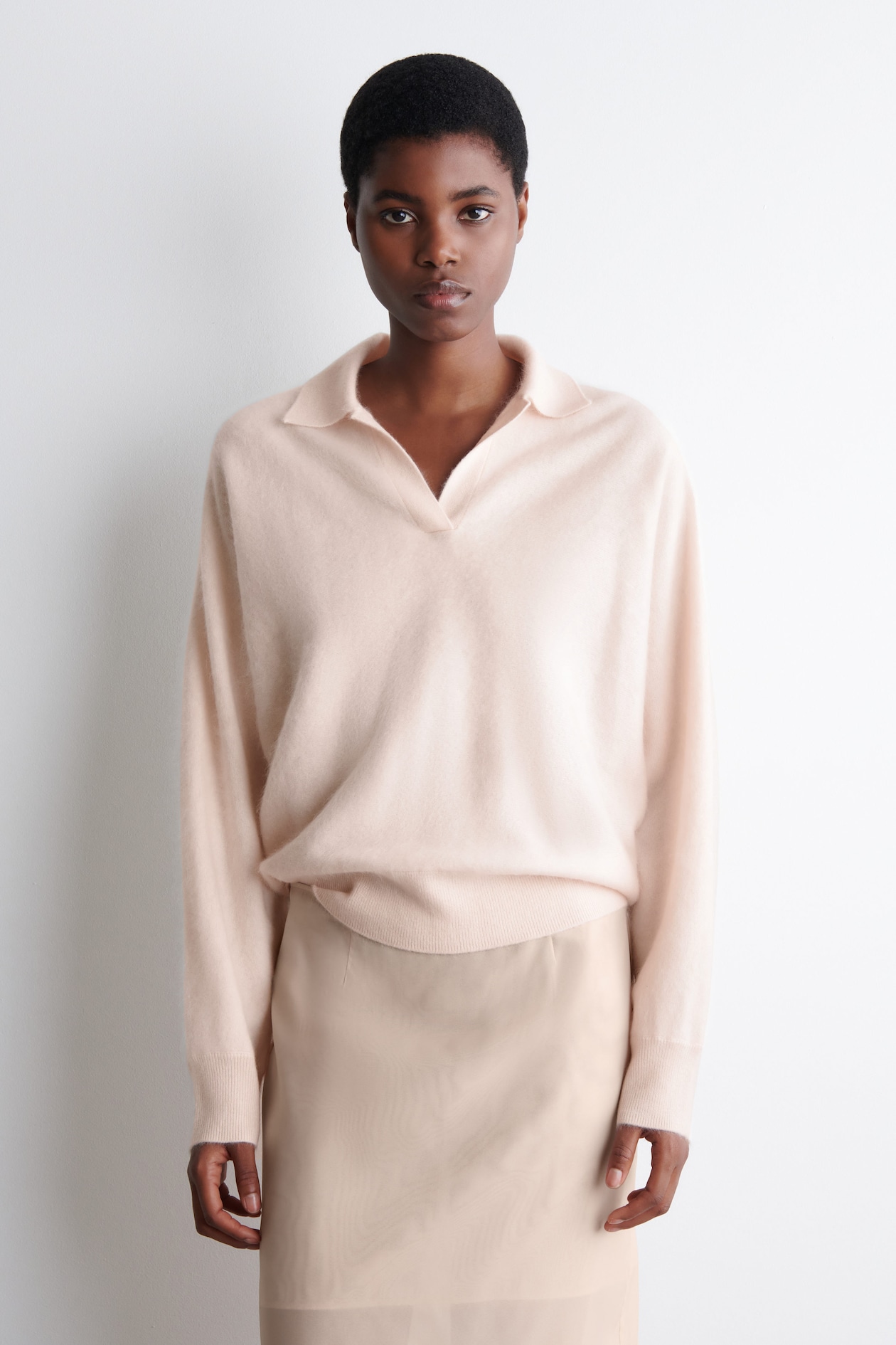 BRUSHED-CASHMERE POLO JUMPER - LIGHT PINK | COS