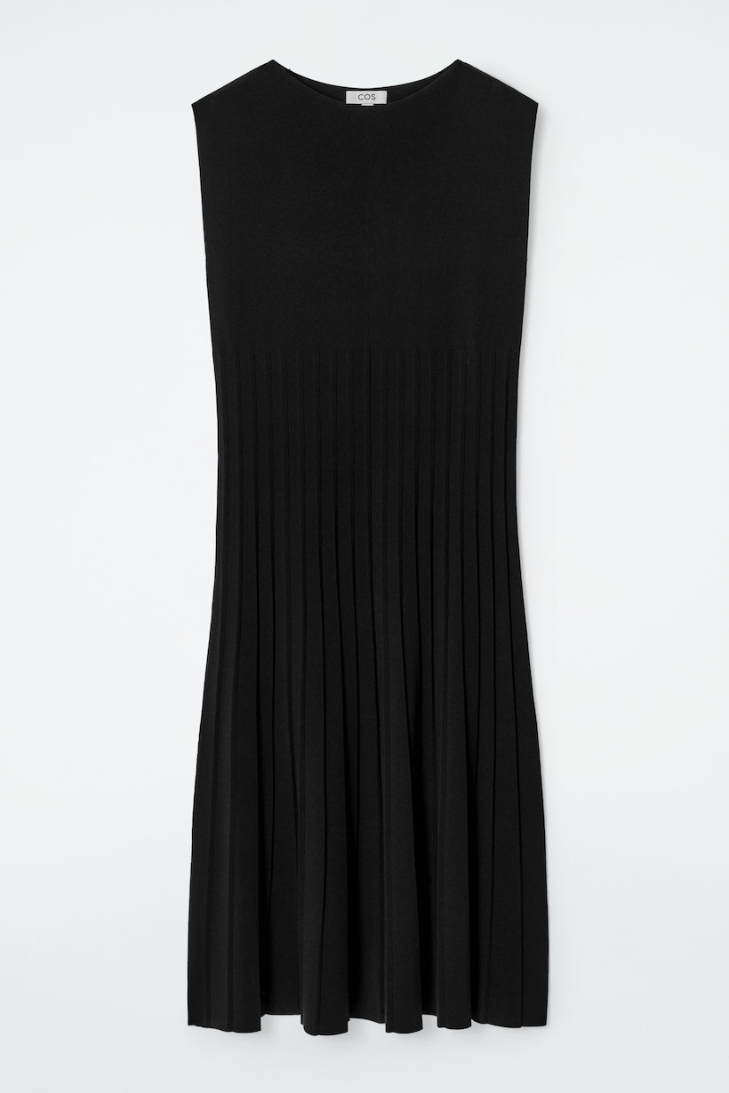 cos knitted dress with woven pleats COS - Knitted dress with woven pleats: http://bit.ly/2P5BVul