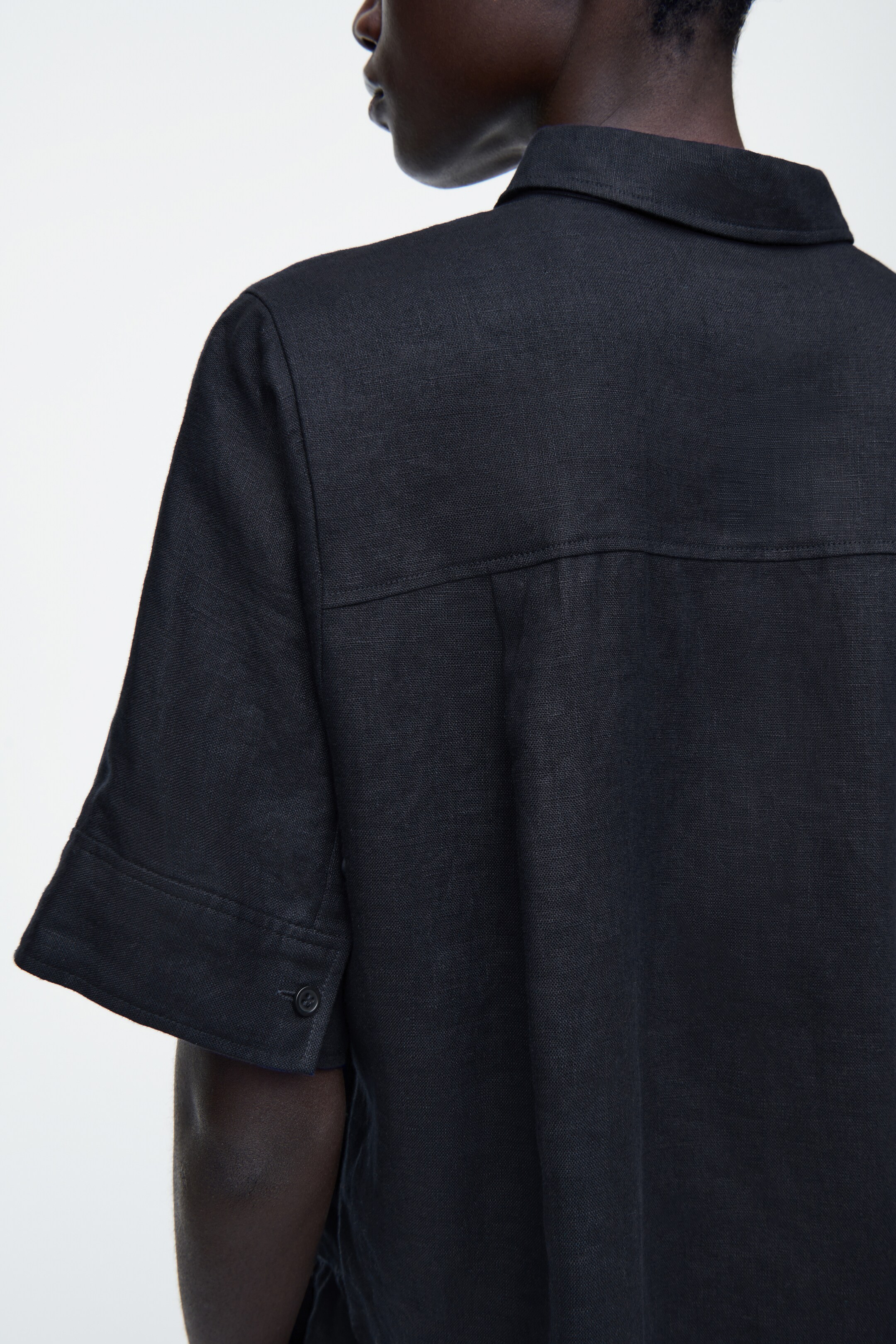 Agrandir l'image: CHEMISE MANCHES COURTES SILHOUETTE CARRÉE EN LIN - BLEU MARINE - FEMME | H&M BE 4