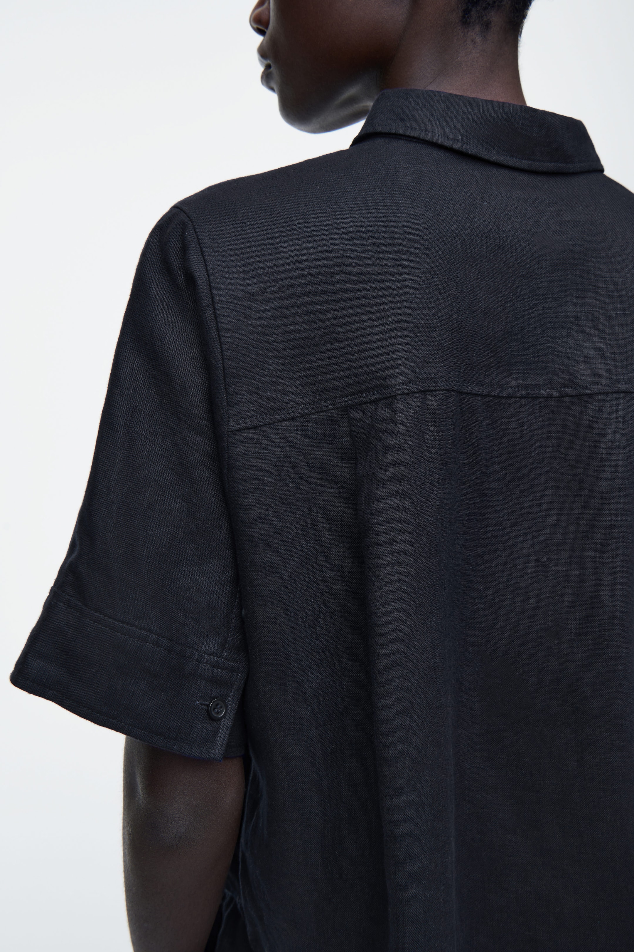 BOXY SHORT-SLEEVED LINEN SHIRT