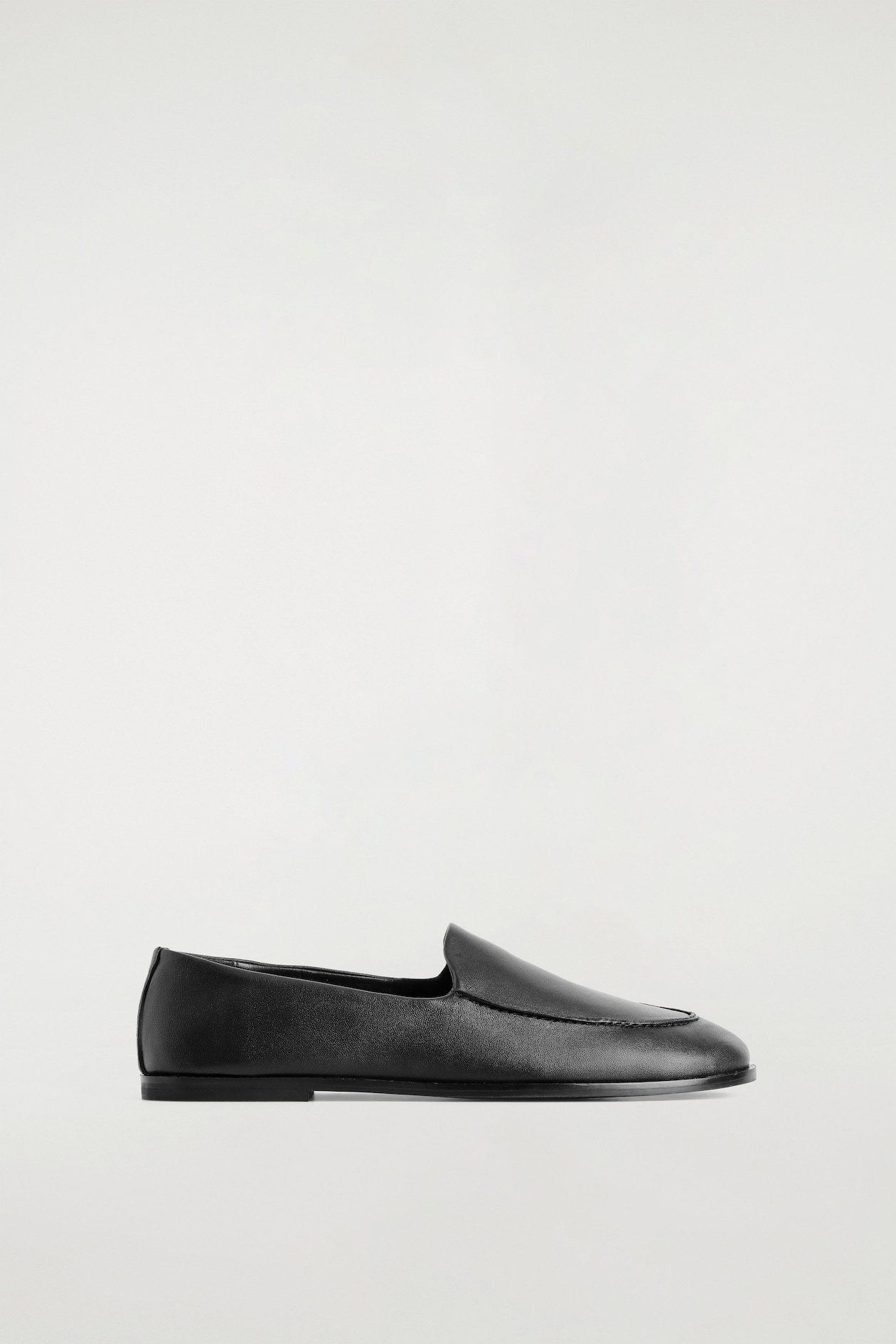CLASSIC LEATHER LOAFERS — BLACK
