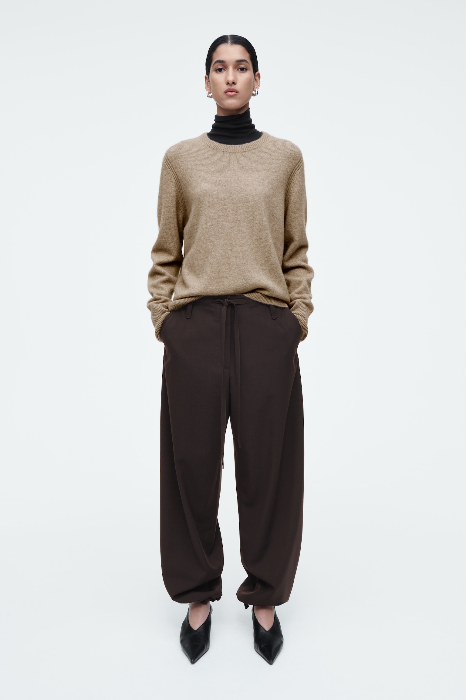 PANTALONES DE SARGA BARREL FIT CON CORDÓN - MARRÓN OSCURO