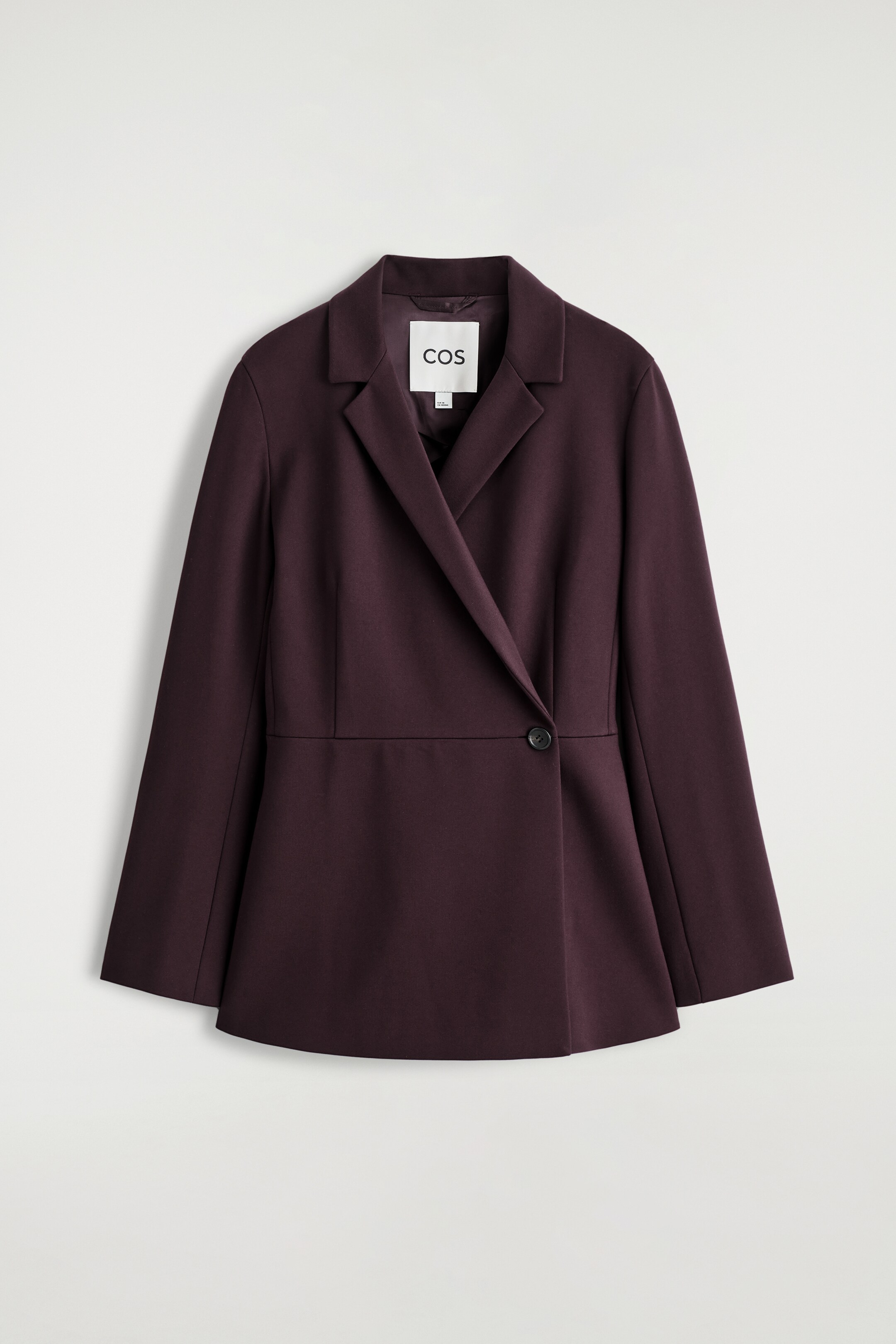 Visualizza immagine più grande: Un blazer color bordeaux è presentato FRONTE, caratterizzato da una silhouette a portafoglio con una chiusura a bottone singolo sul lato destro e revers a tacca. È progettato con una linea di cintura definita e maniche lunghe.