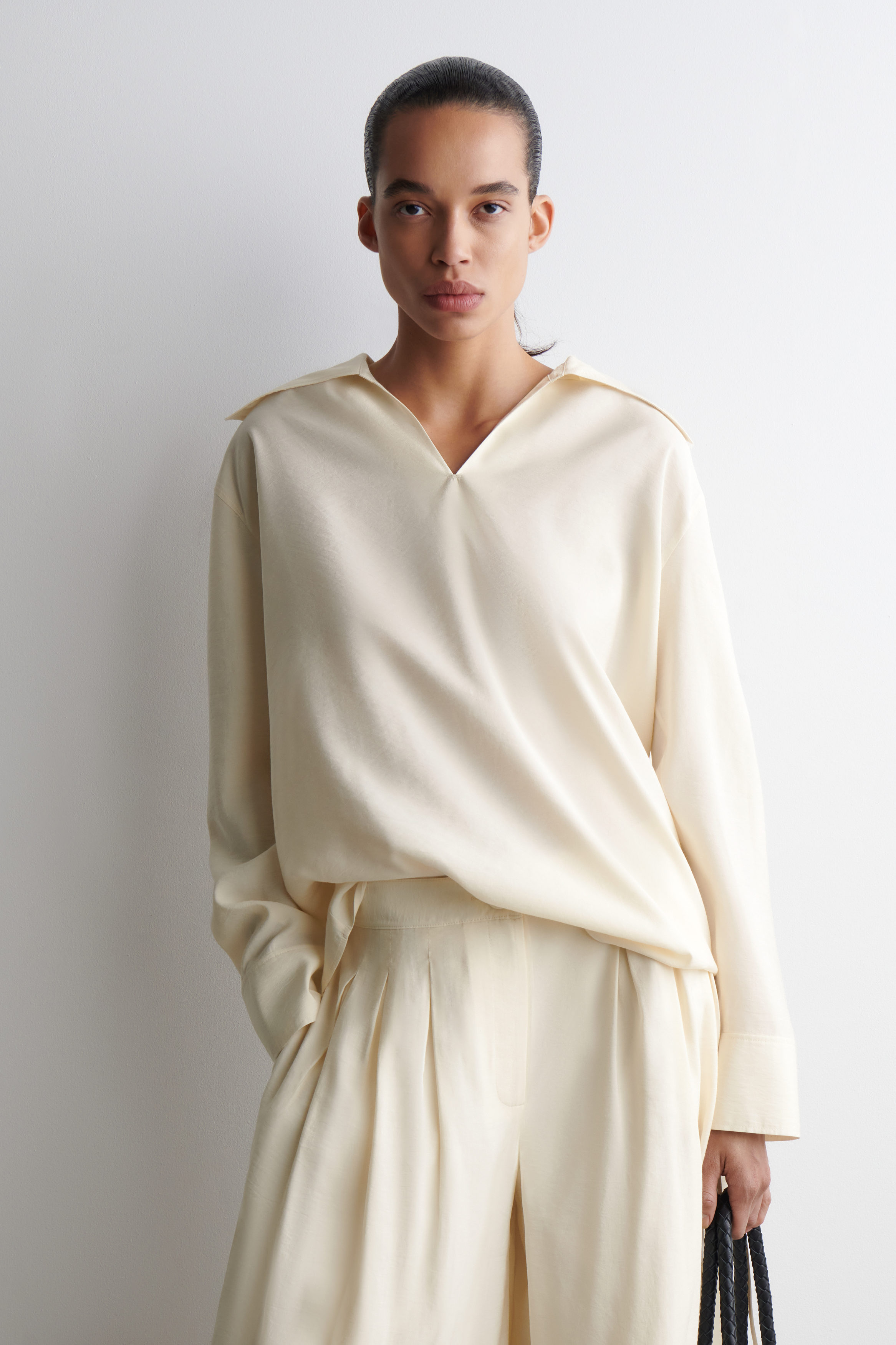 WIDE-COLLAR MODAL BLOUSE