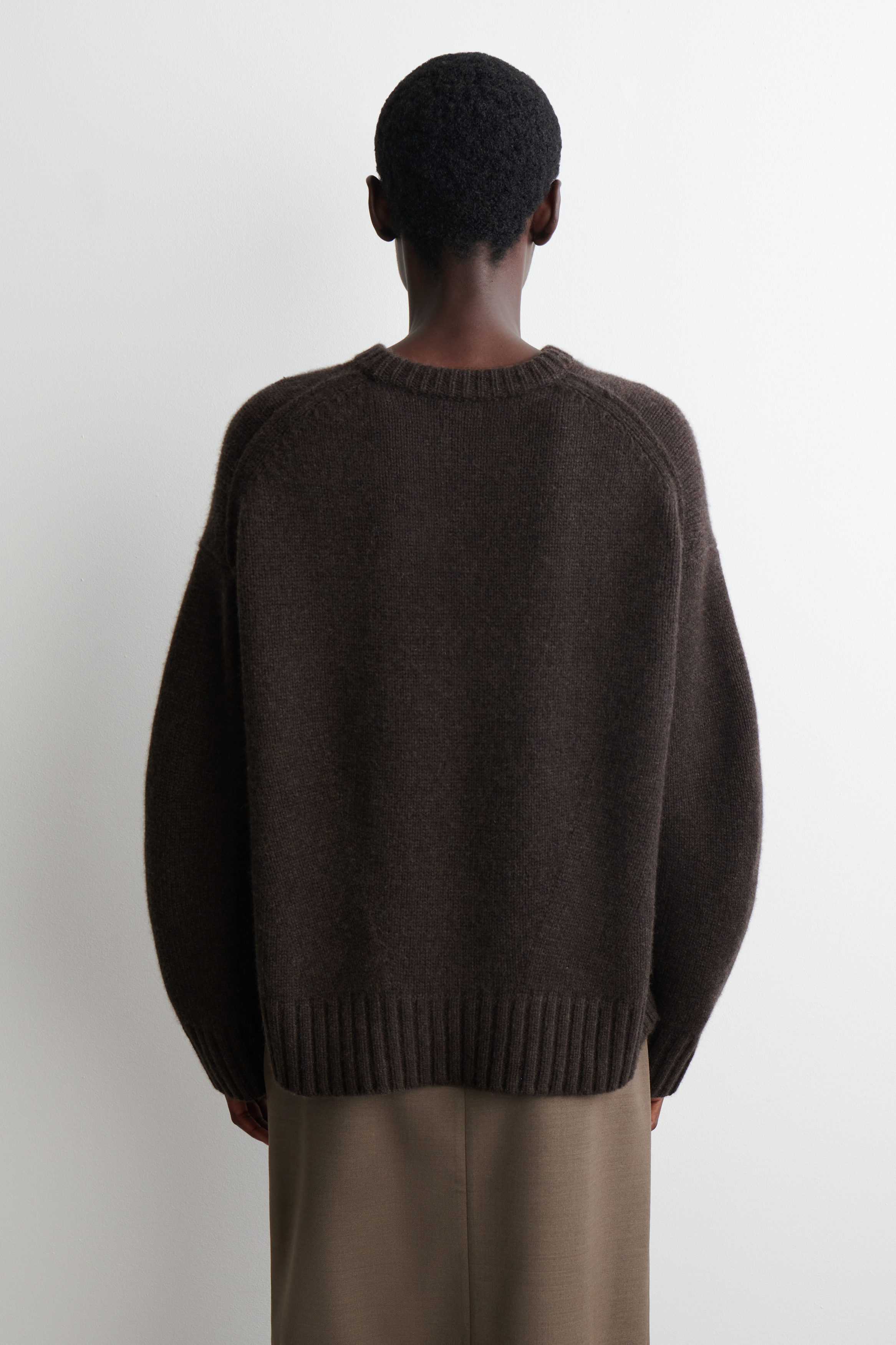 CHUNKY PURE CASHMERE CREW-NECK SWEATER - DARK BROWN | COS US